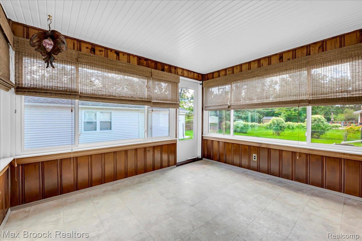 17825 Kinross Ave Property Photo 9