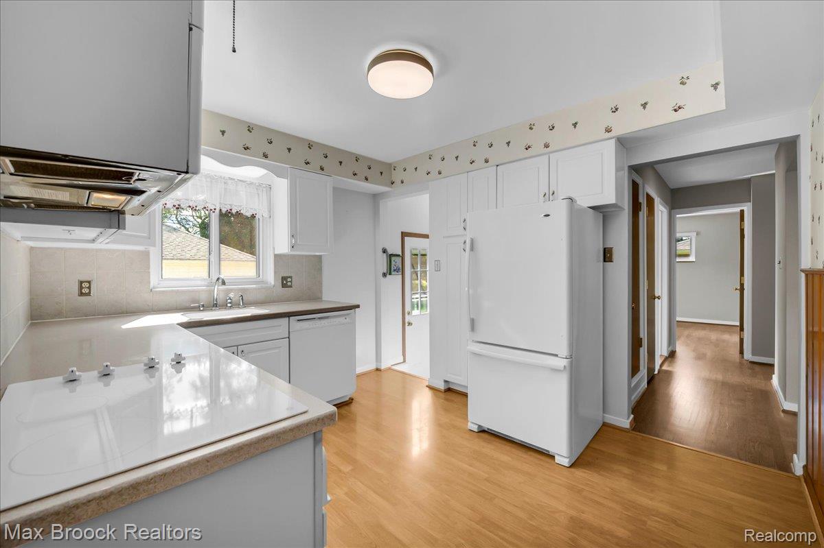 17825 Kinross Ave Property Photo 13