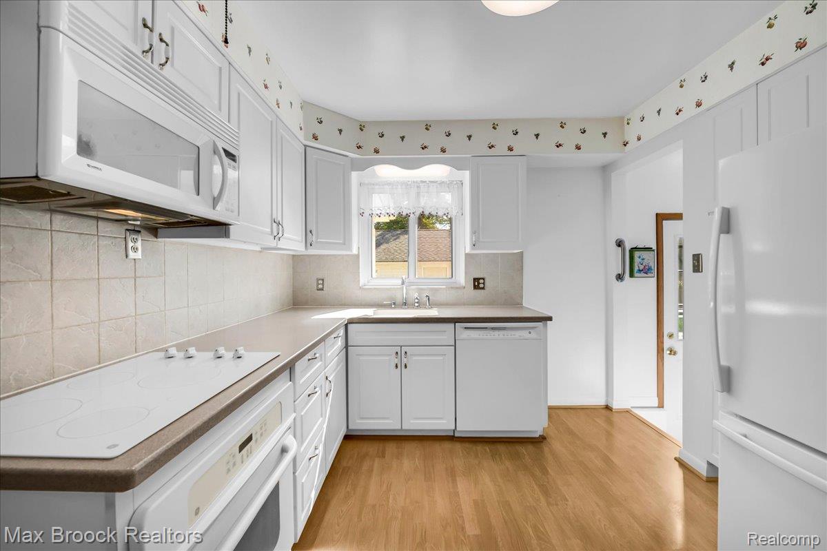 17825 Kinross Ave Property Photo 14
