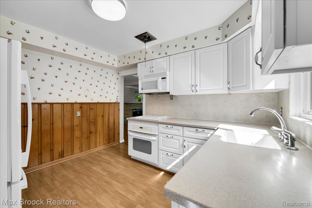 17825 Kinross Ave Property Photo 17