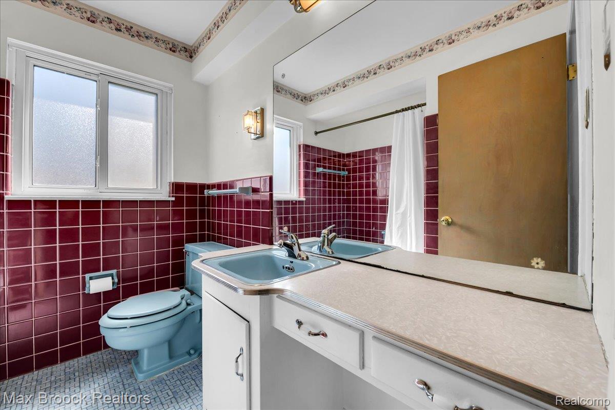 17825 Kinross Ave Property Photo 19