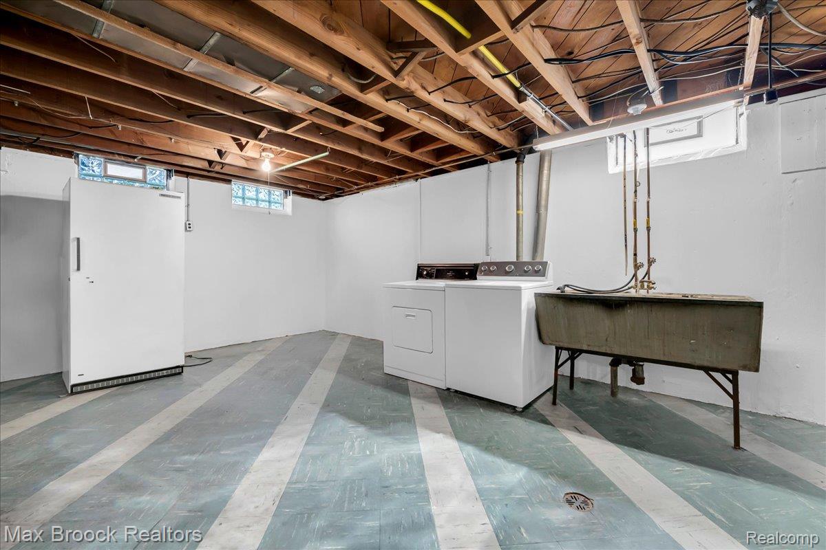 17825 Kinross Ave Property Photo 32
