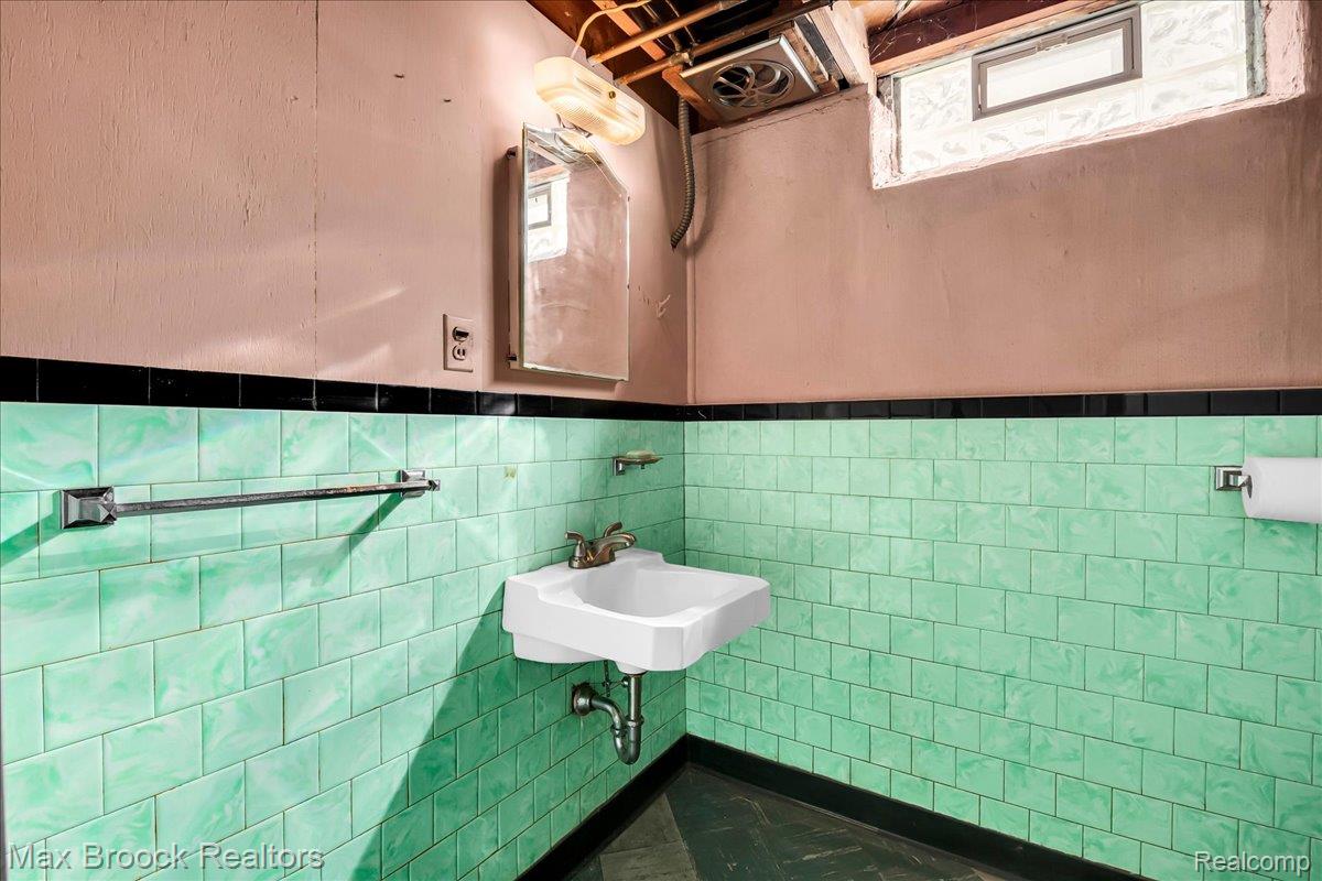 17825 Kinross Ave Property Photo 34