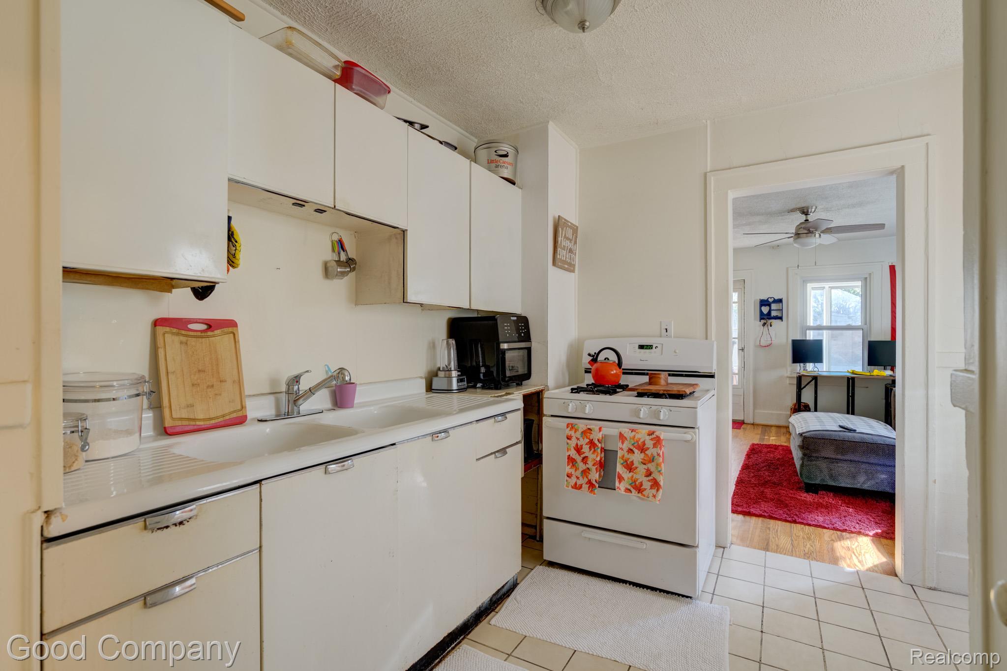 625 E Drayton St Property Photo 6