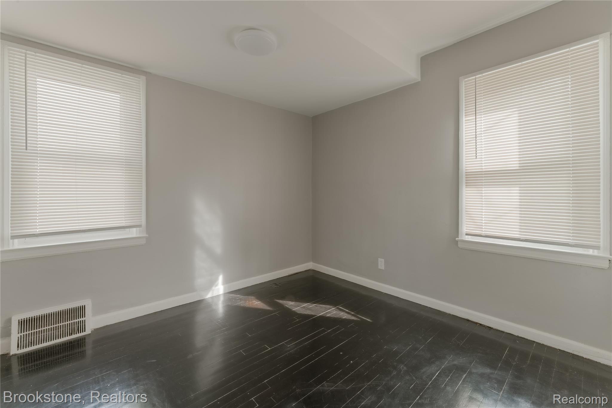 22764 Teppert Ave Property Photo 15
