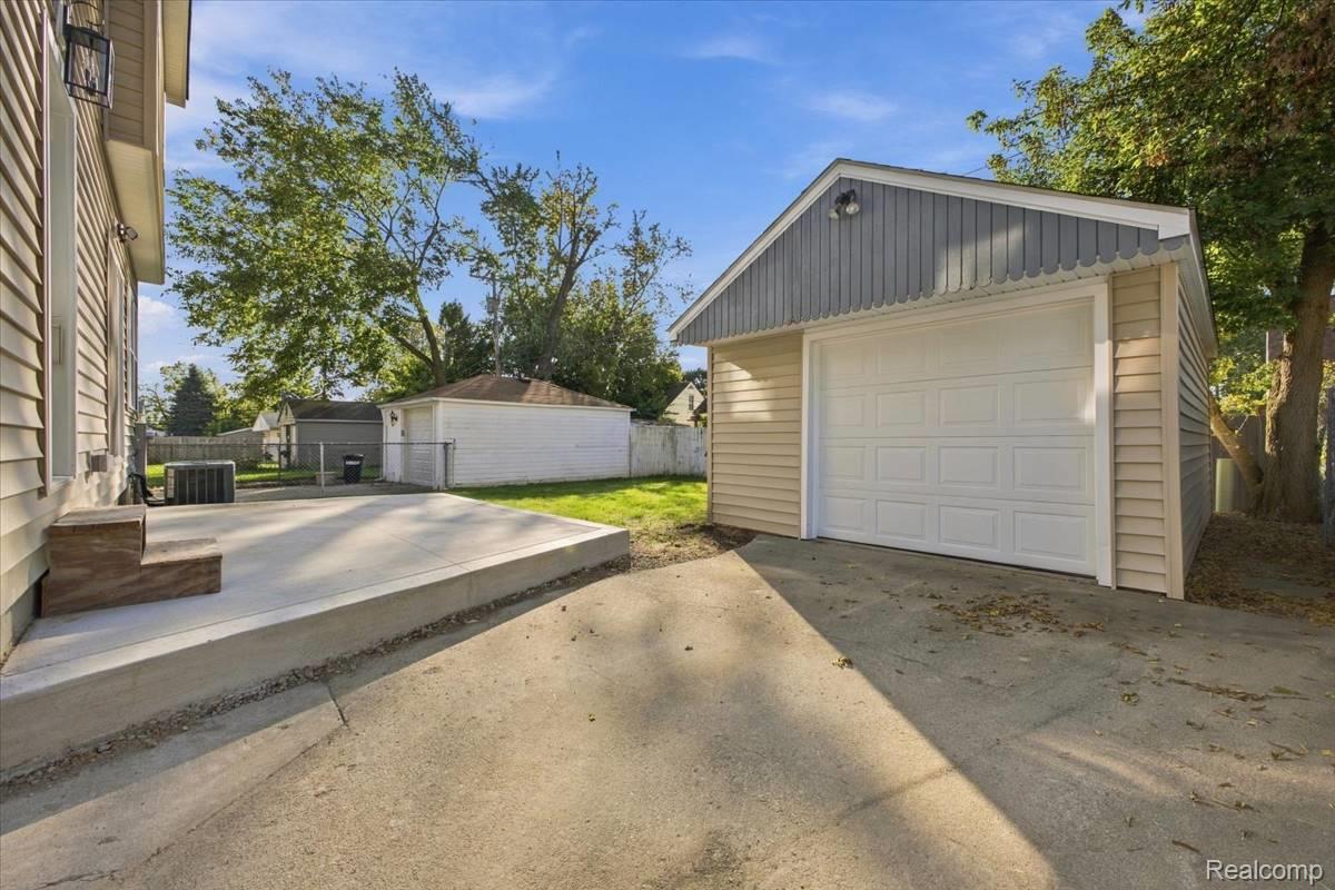 2204 Mahan St Property Photo 3