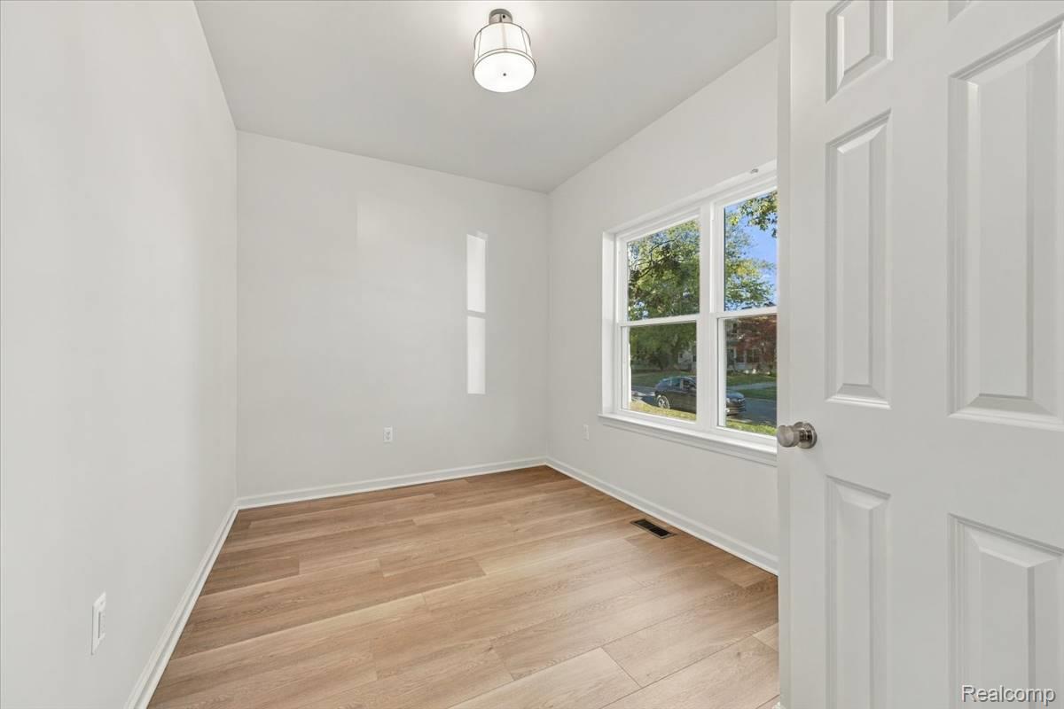 2204 Mahan St Property Photo 5