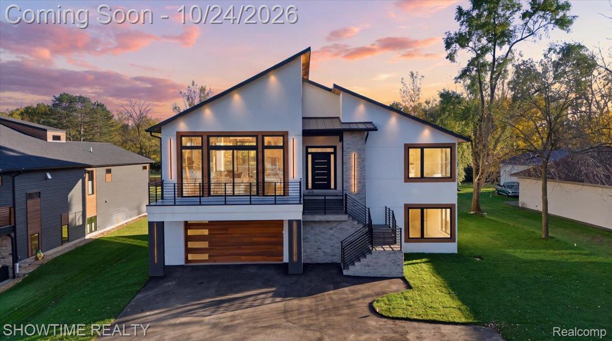 2105 S Long Lake Rd Property Photo 1