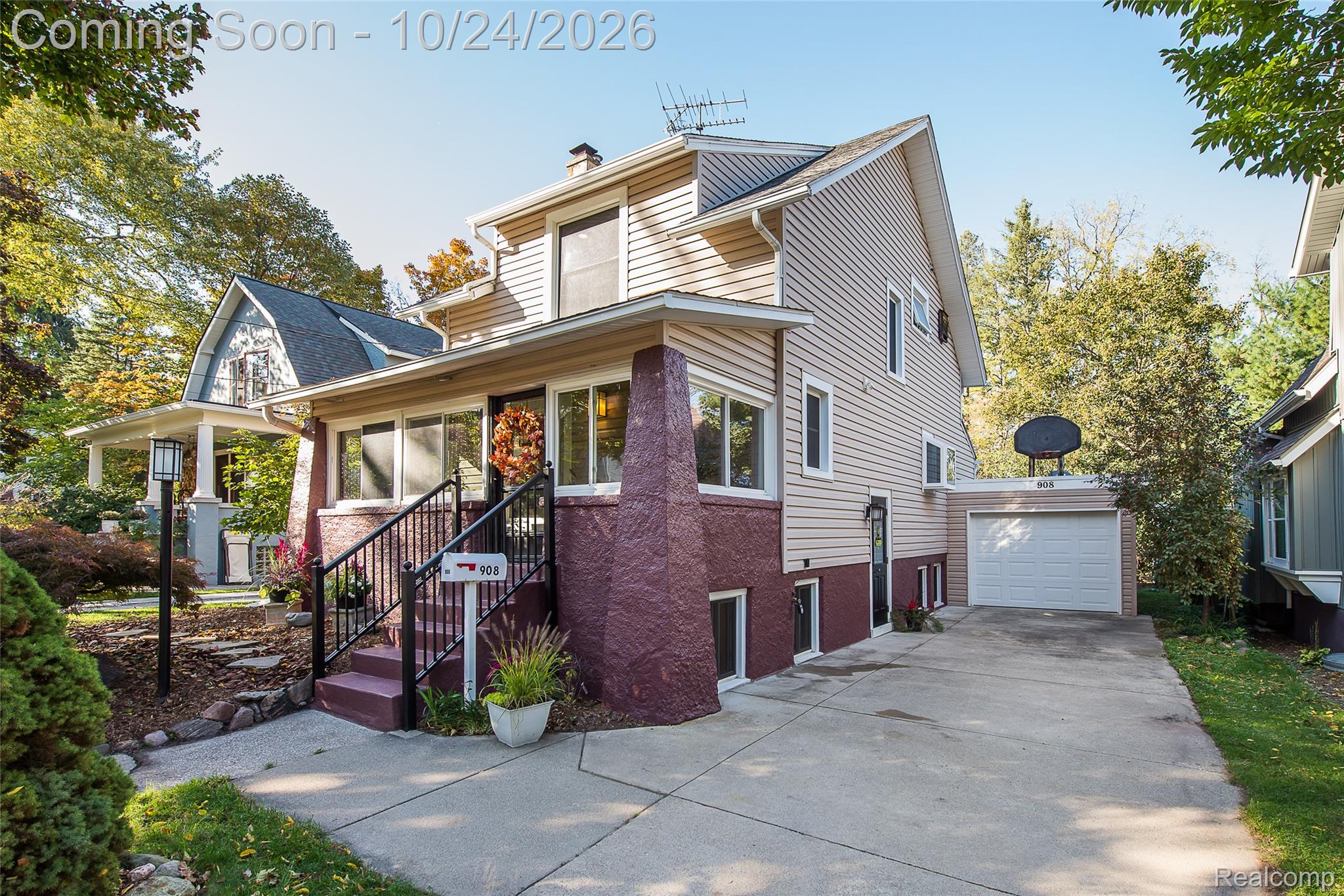 908 Willow St Property Photo 2