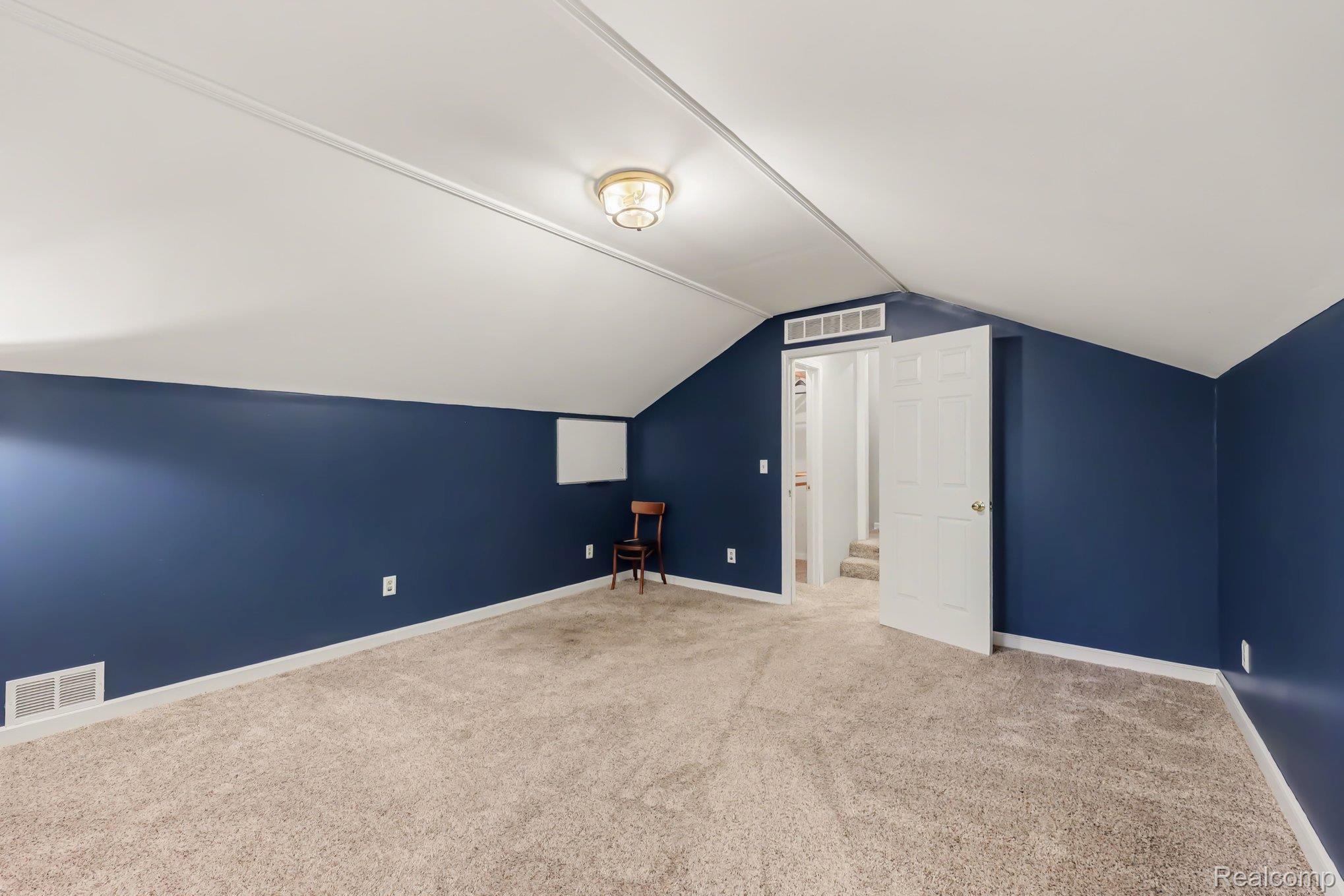 8915 Onandaga Rd Property Photo 21