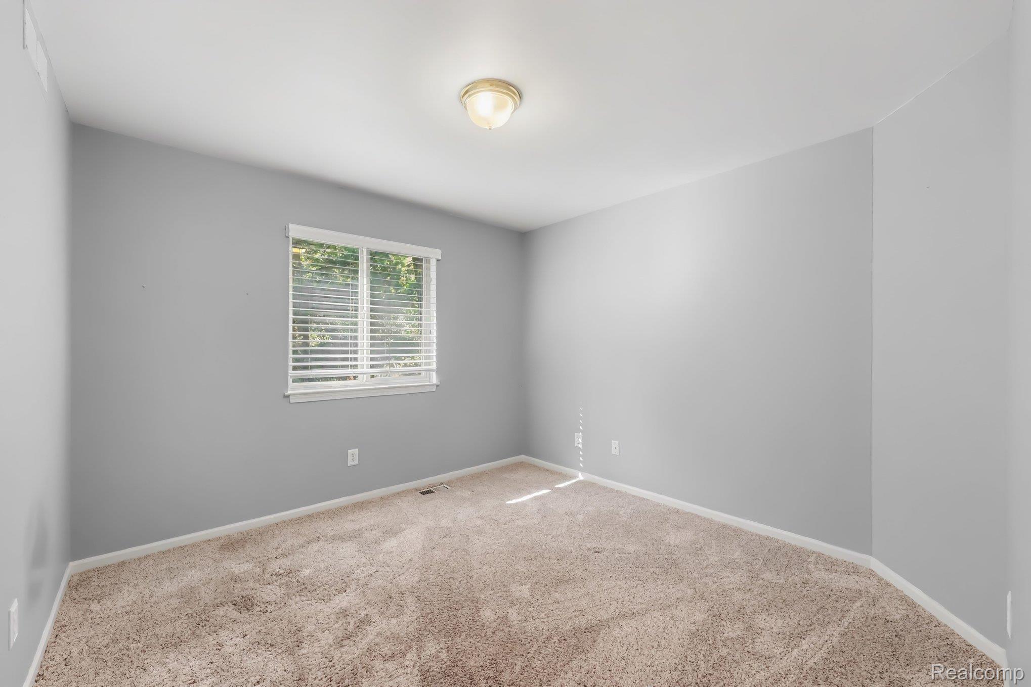 8915 Onandaga Rd Property Photo 25