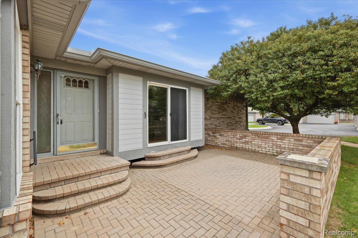 48461 Newcastle Ct Property Photo 2