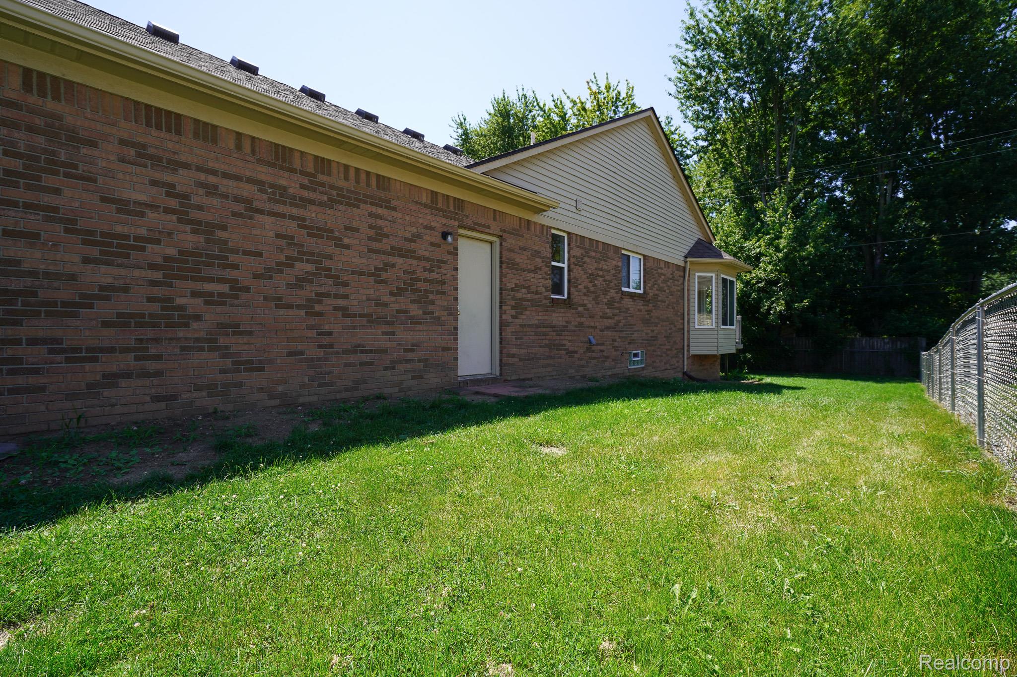 51819 Kings Pointe Dr Property Photo 4