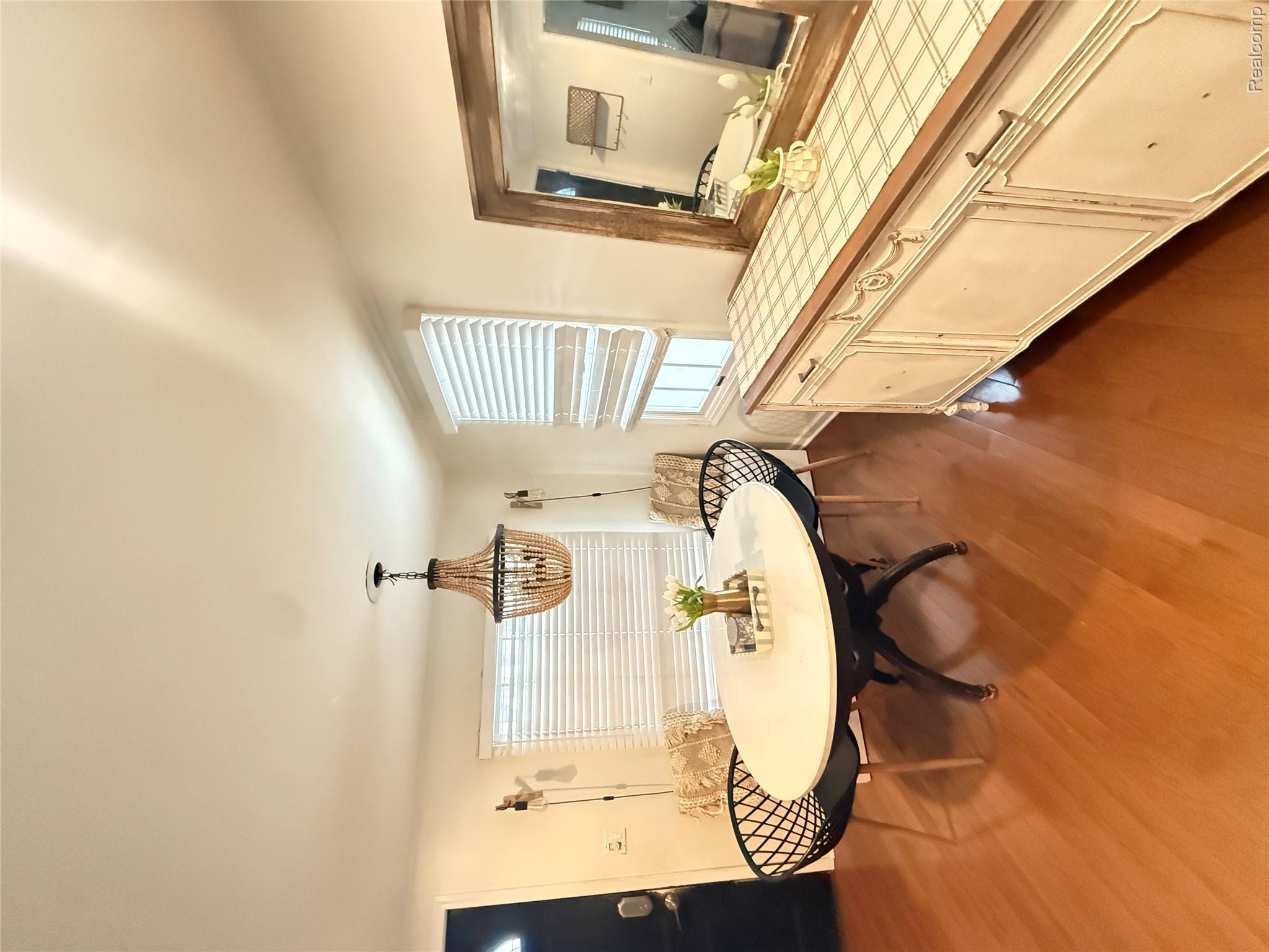 313 N Castell Ave Property Photo 5