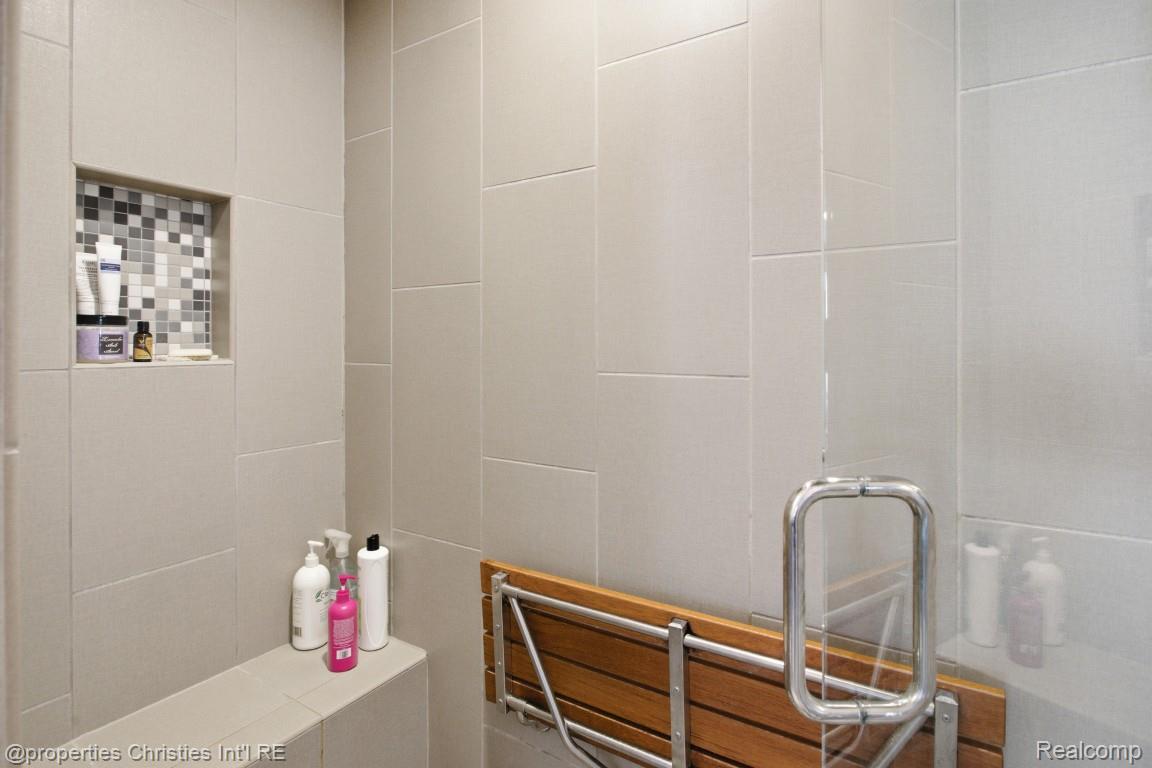 1352 Holland St Property Photo 37