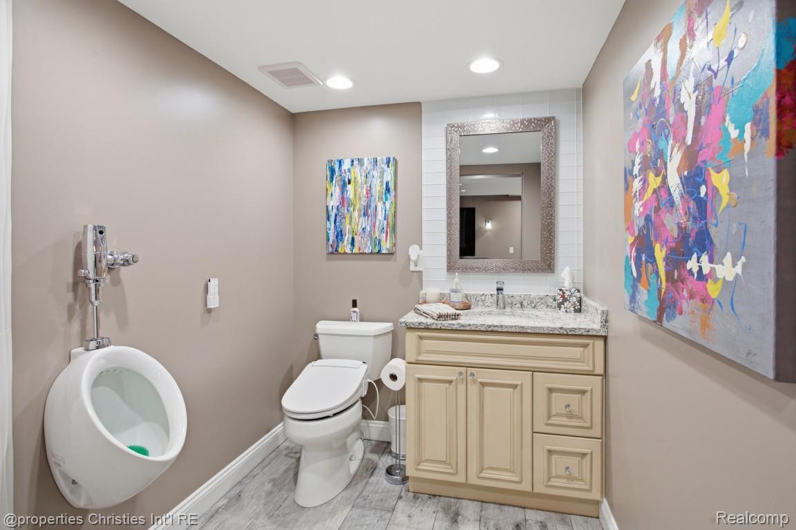 1352 Holland St Property Photo 44