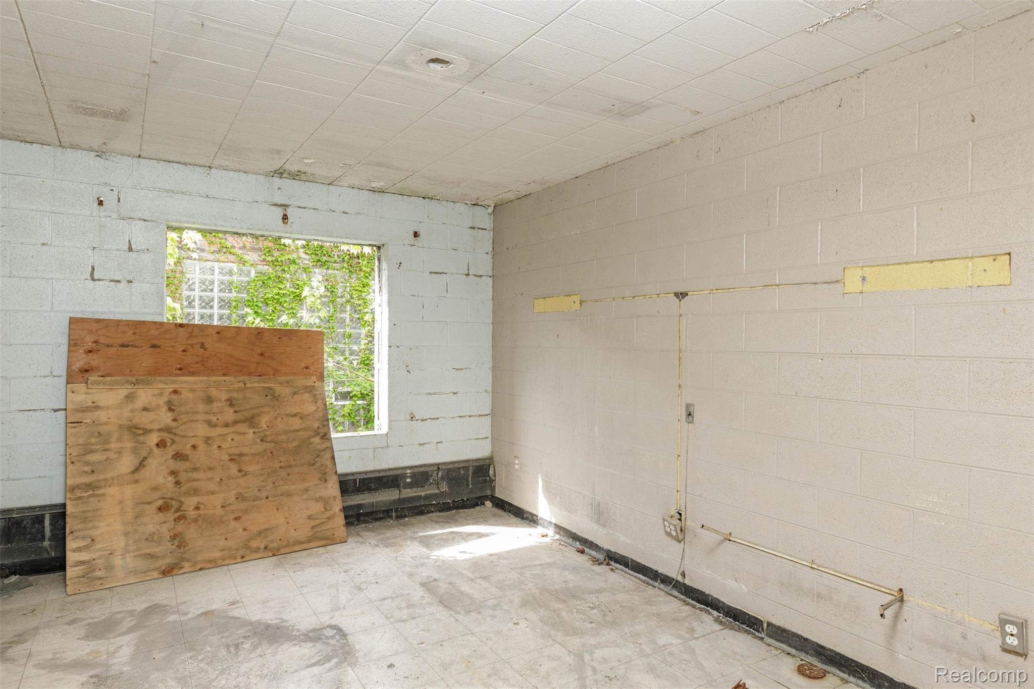 130 E Grand Blvd Property Photo 46