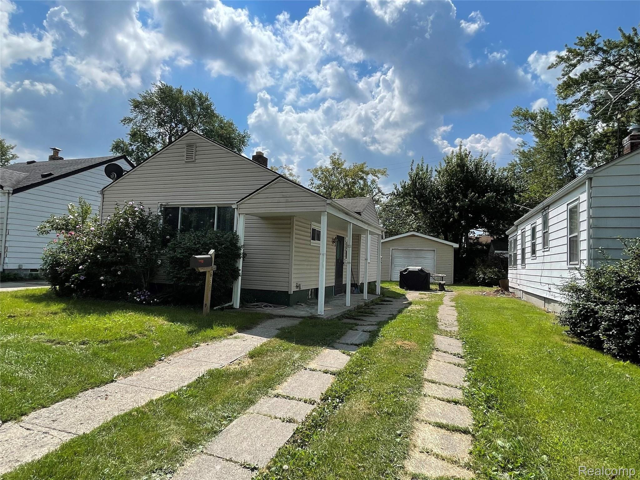 630 E MADISON AVE Property Photo 1
