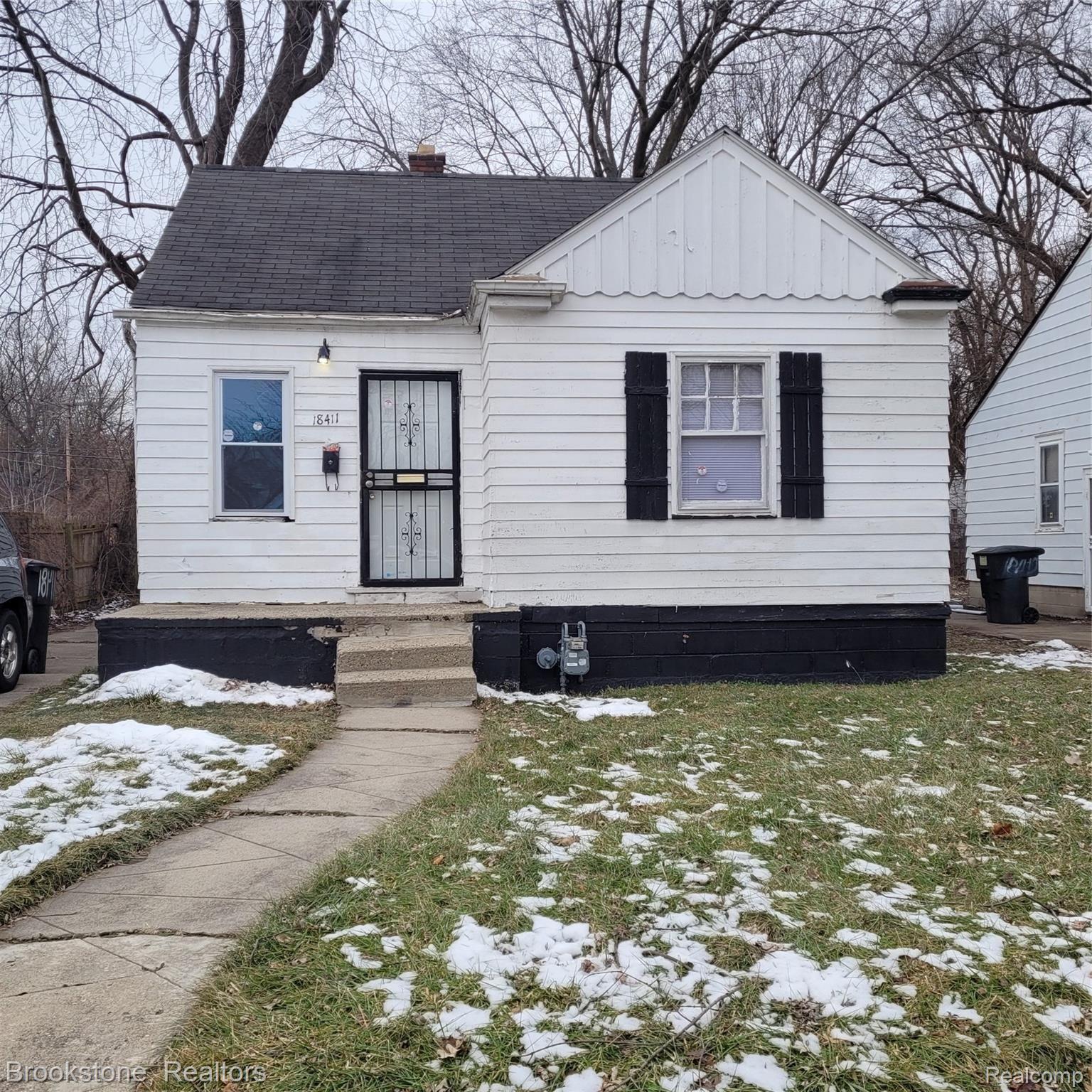 18411 STOUT ST Property Photo 1