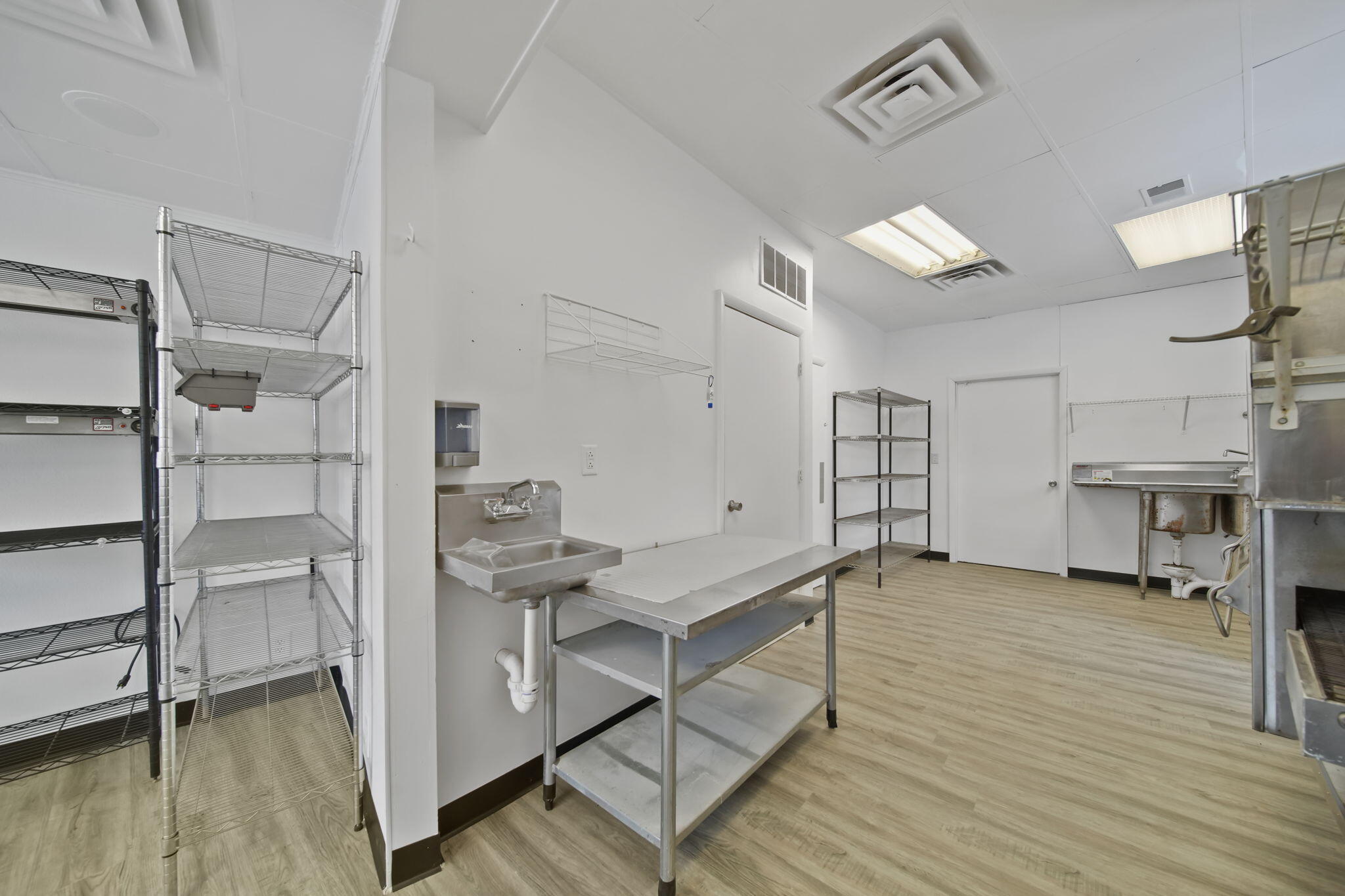 100 Elizabeth Street Property Photo 16