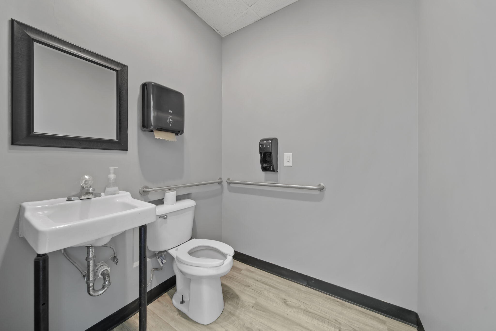 100 Elizabeth Street Property Photo 20