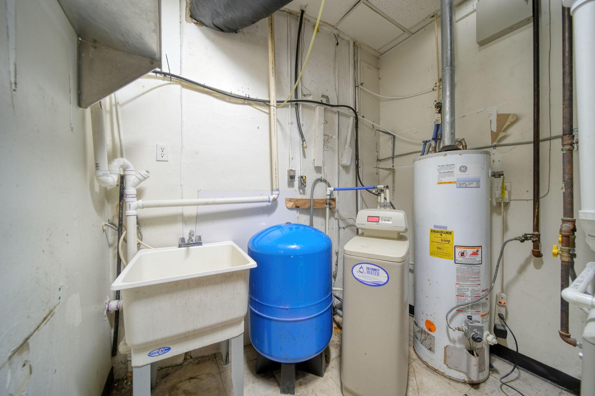 100 Elizabeth Street Property Photo 27