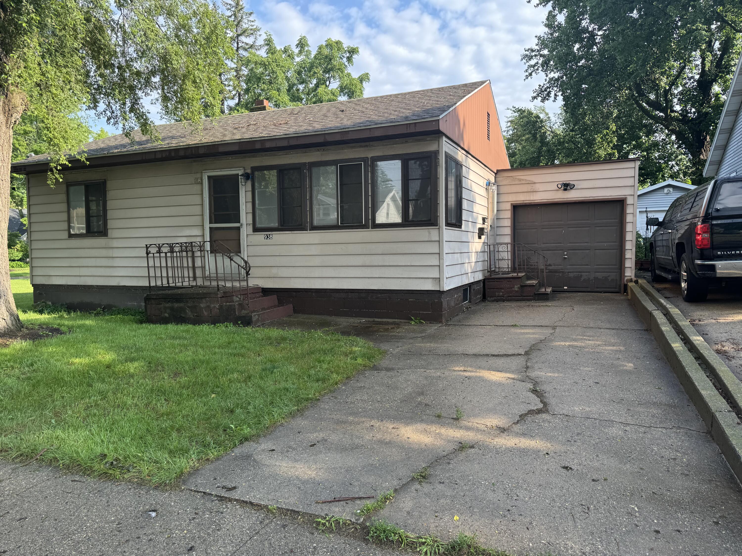 938 W Southern Avenue Property Photo 1