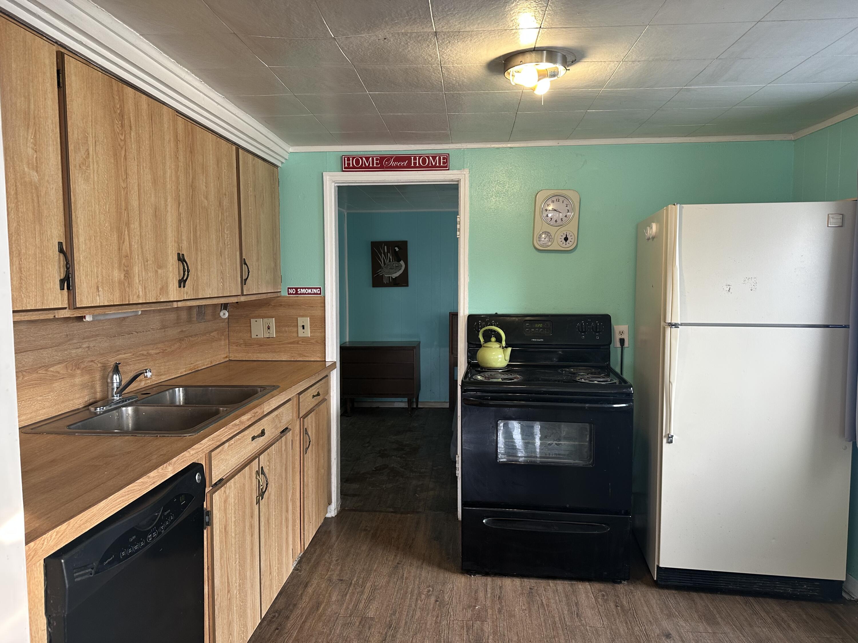438 N Shore Drive Property Photo 4