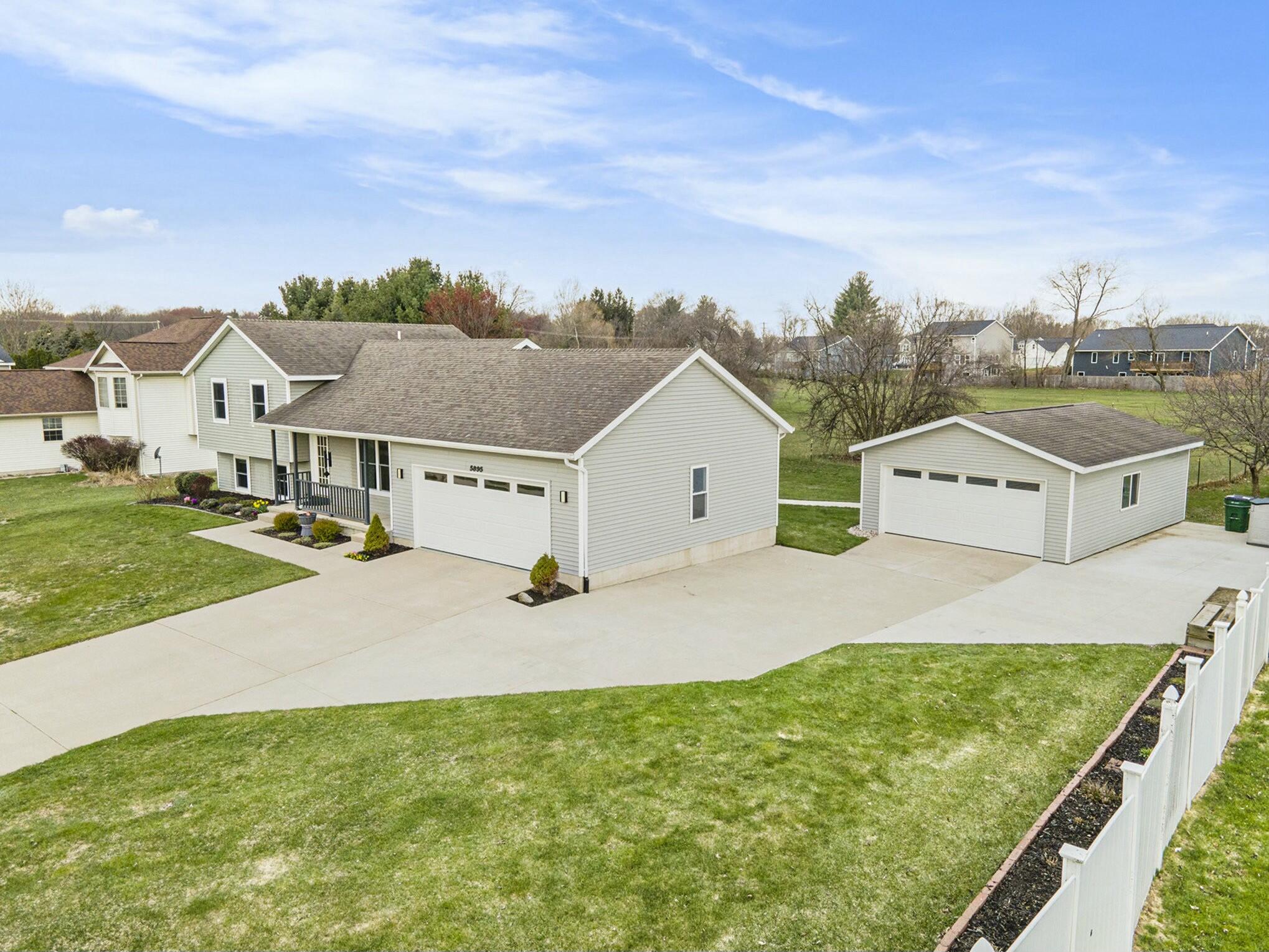 5895 Maple Bend Trail Property Photo 2