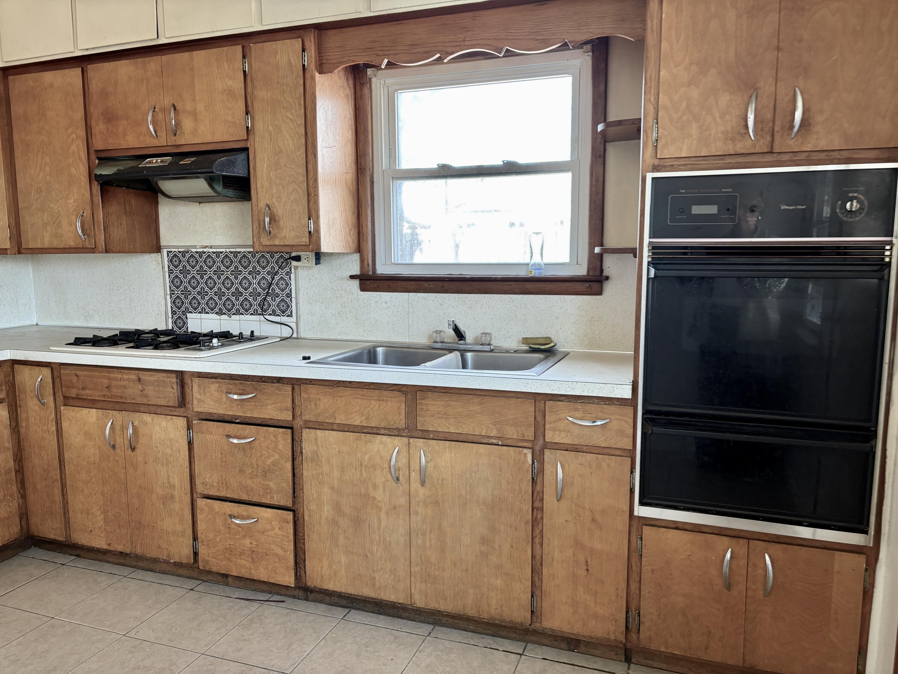 1640 Mclaughlin Avenue Property Photo 3
