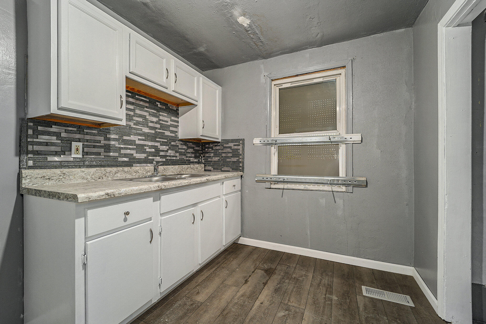 7720 Vaughan Street Property Photo 7