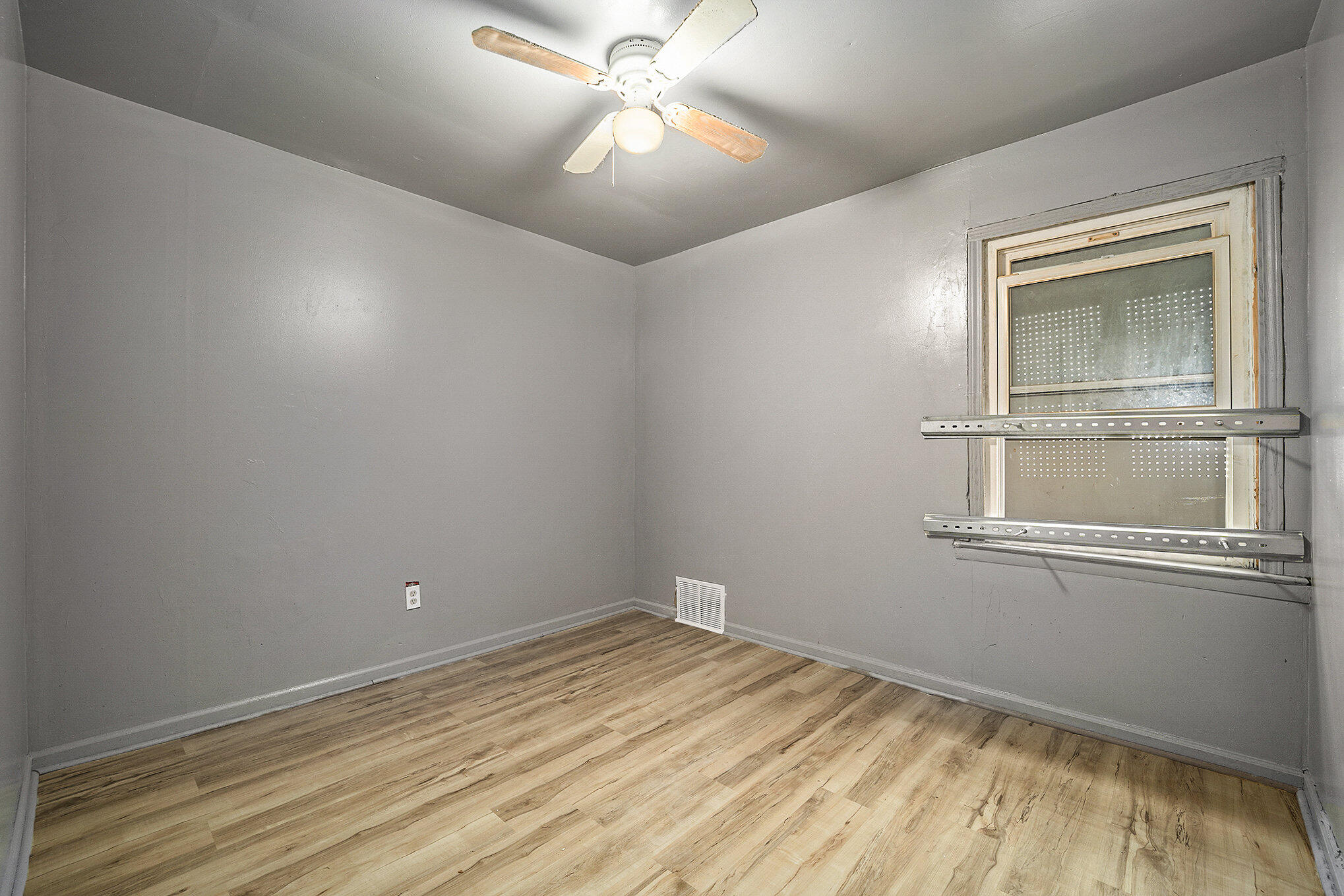 7720 Vaughan Street Property Photo 9