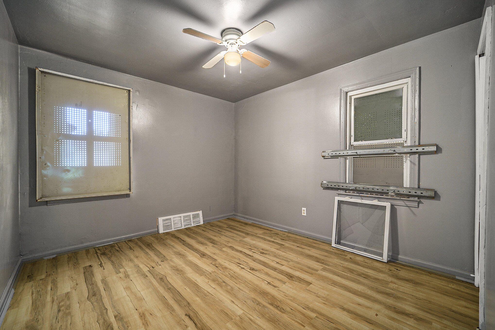 7720 Vaughan Street Property Photo 11