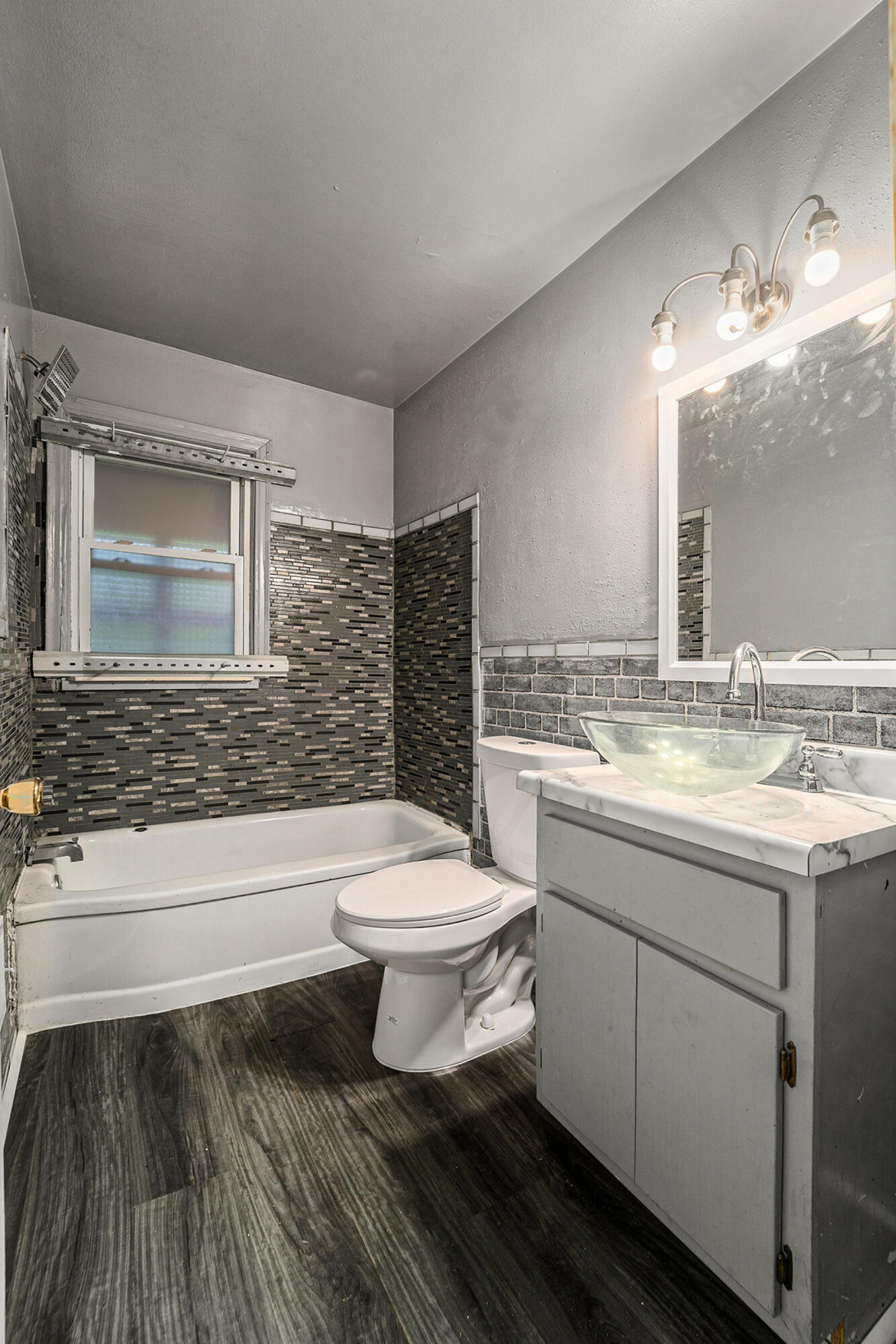7720 Vaughan Street Property Photo 14
