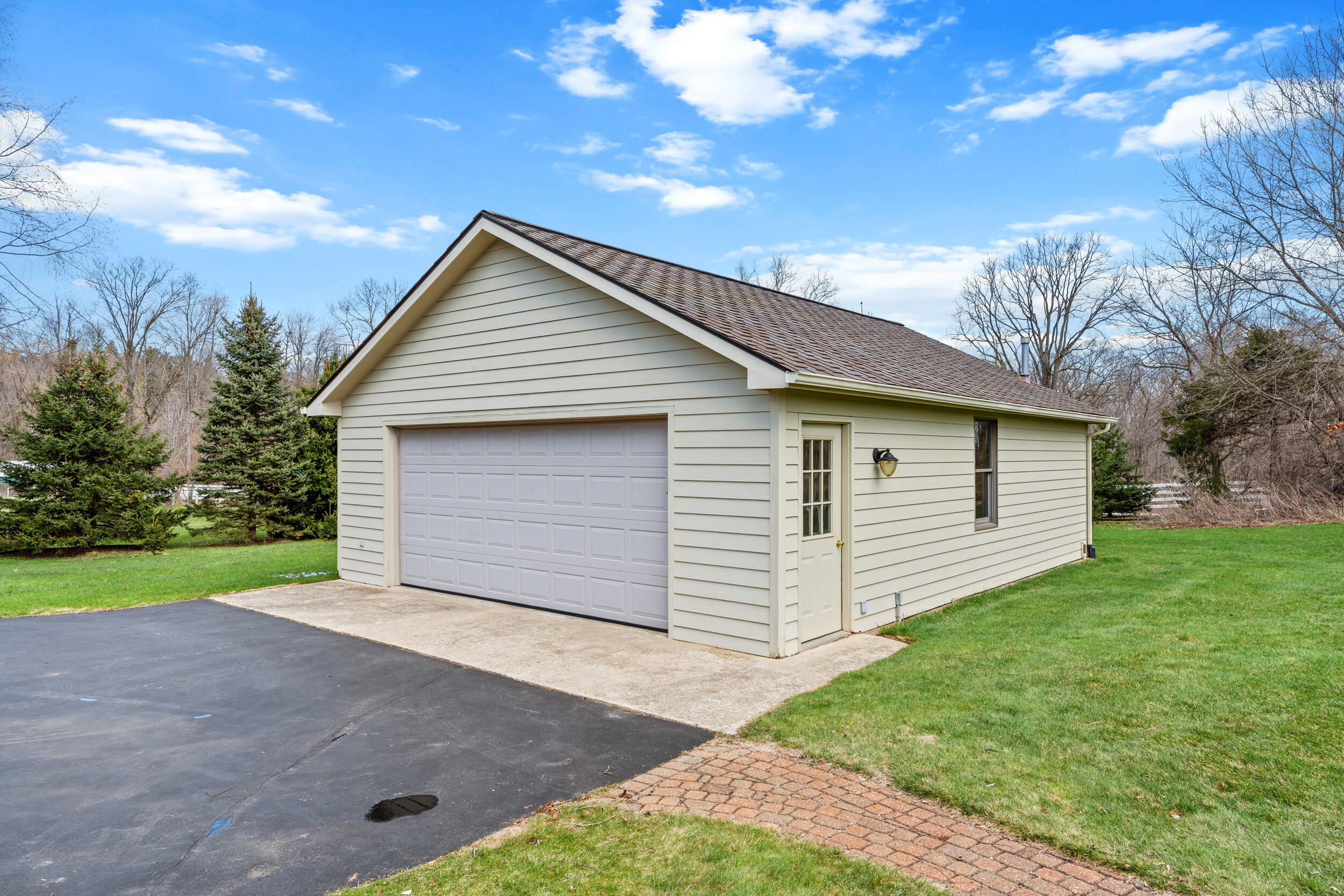 18475 Elizabeth Way Property Photo 4