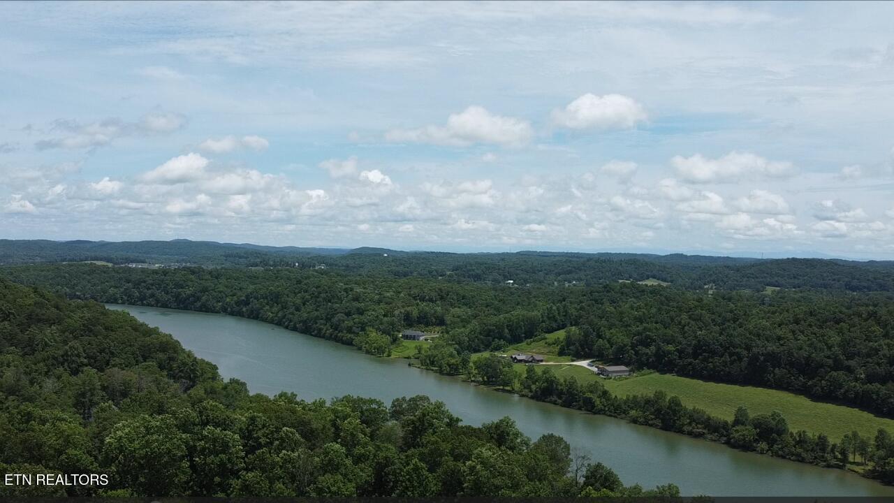 910 Skyline Drive Property Photo 14