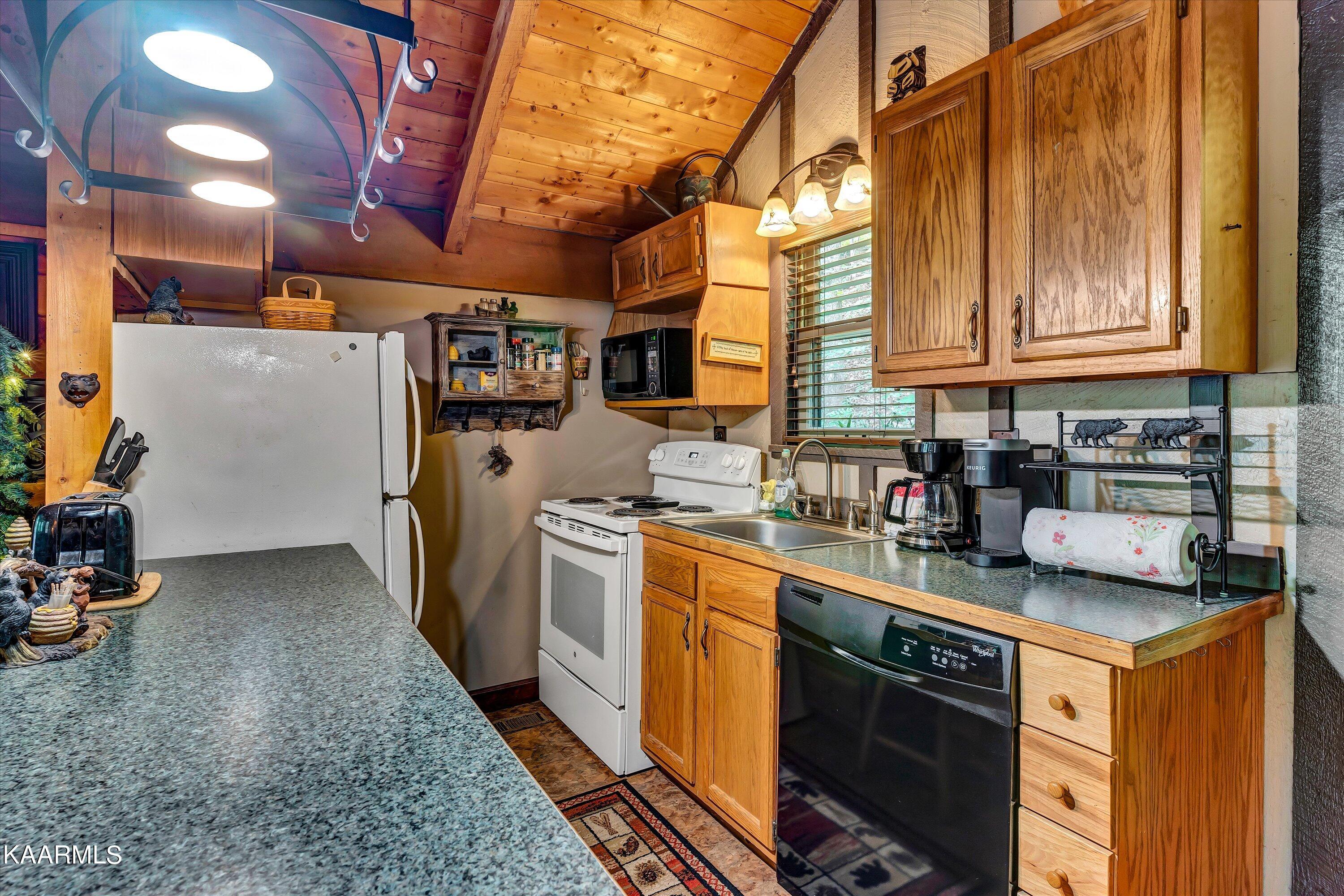 1830 Ridgecrest Drive Property Photo 4