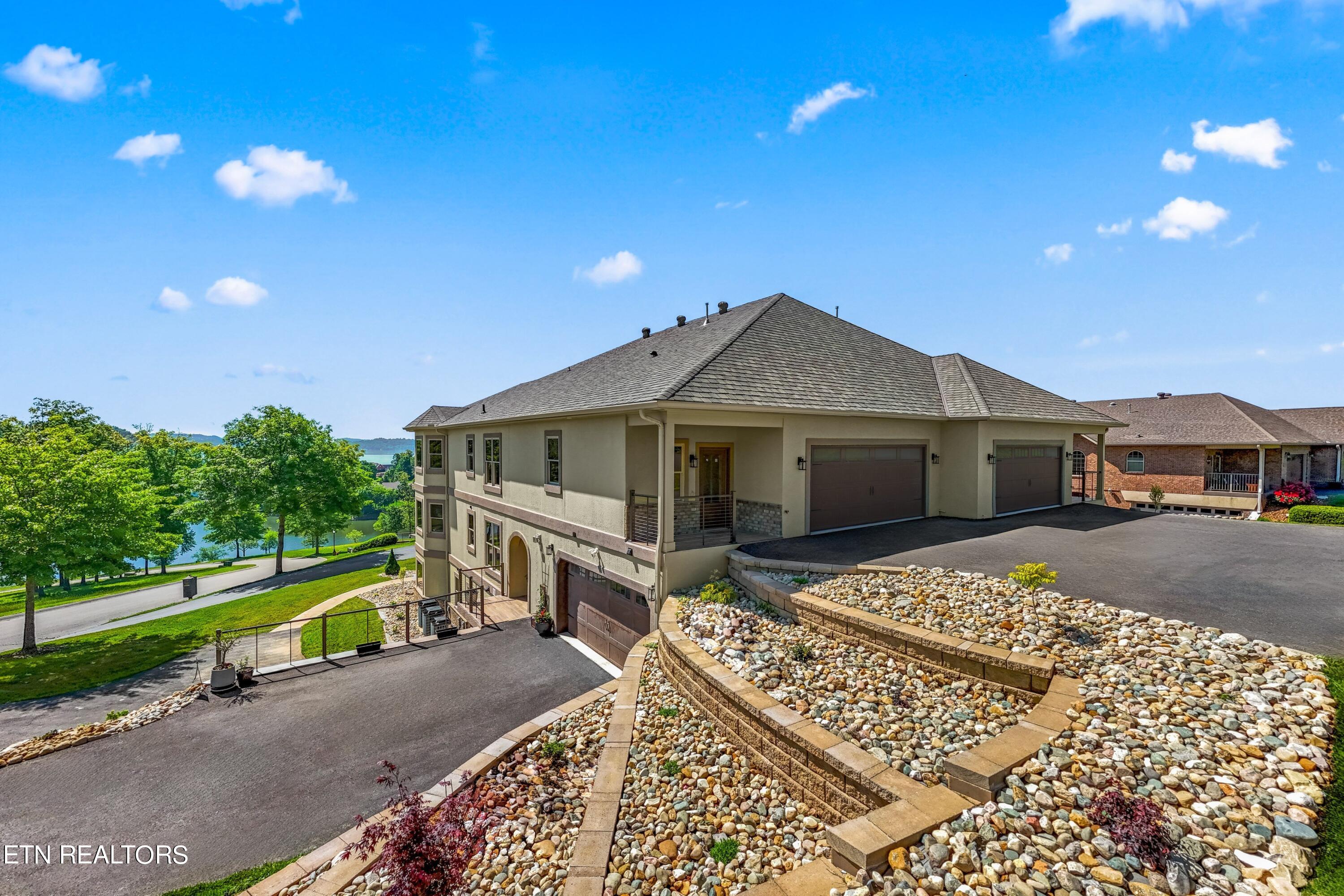 2434 Grand View Court Property Photo 4