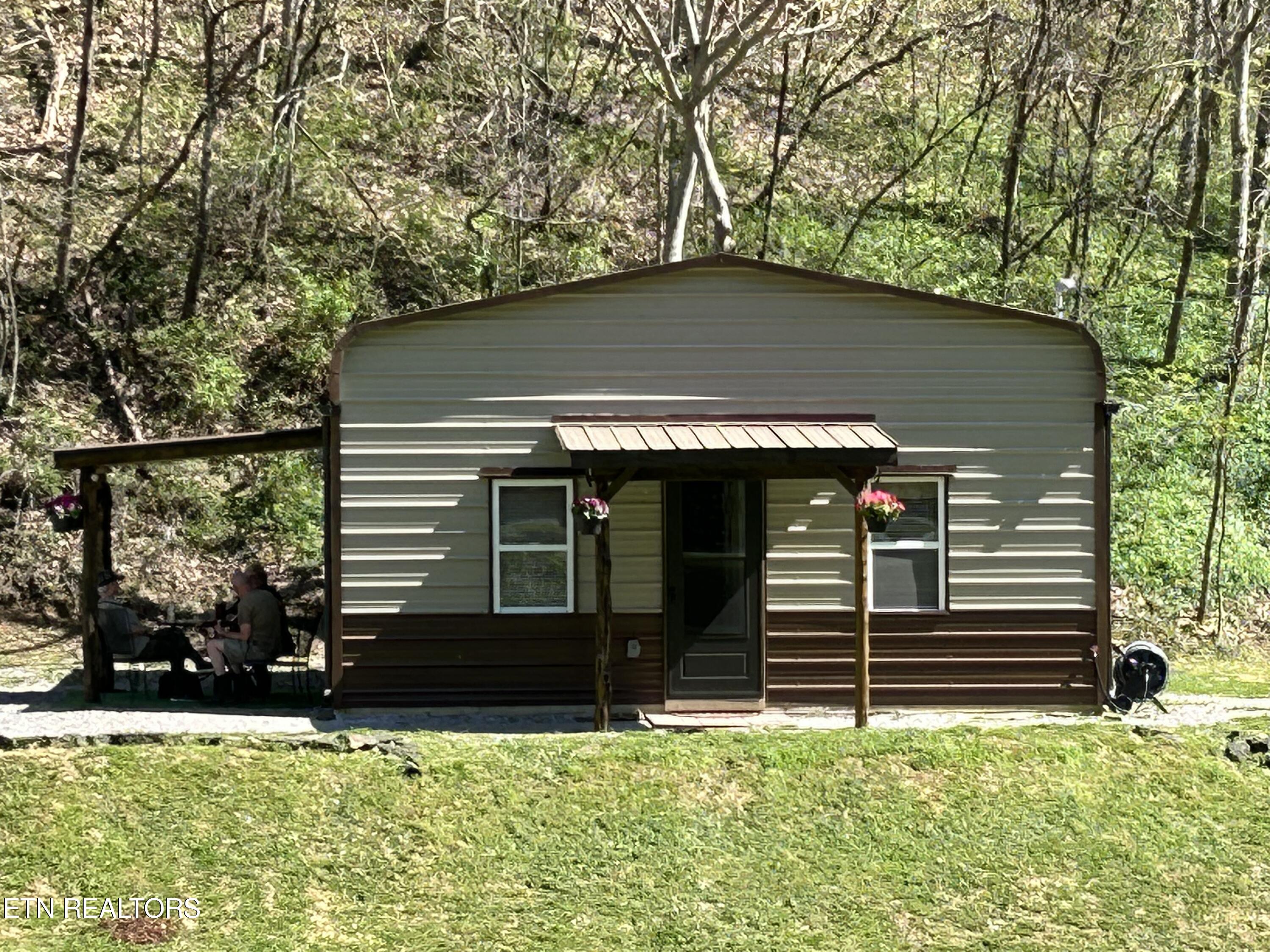 1973 Long Hollow Rd Property Photo 7