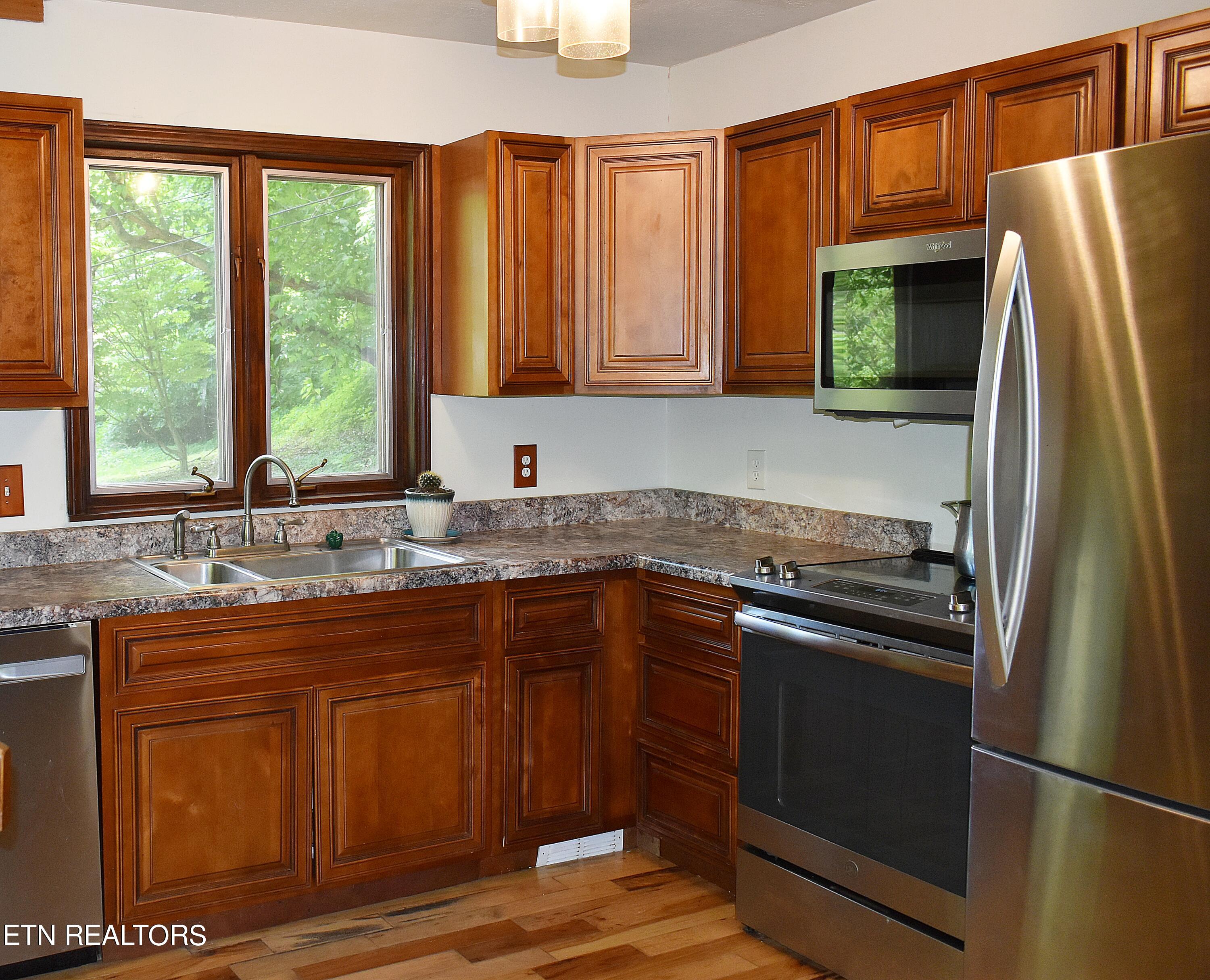 515 Englewood Rd Property Photo 3