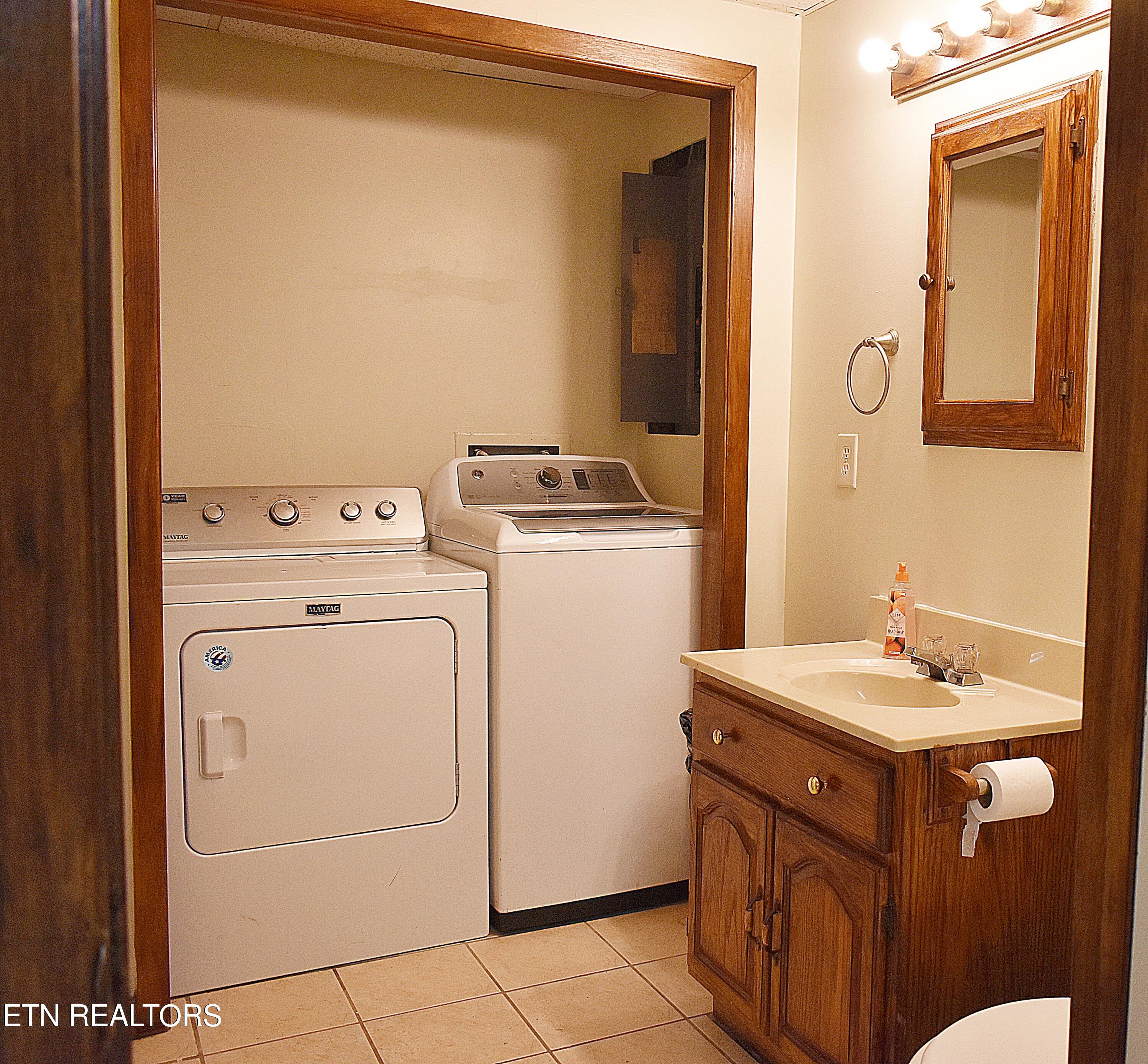 515 Englewood Rd Property Photo 16