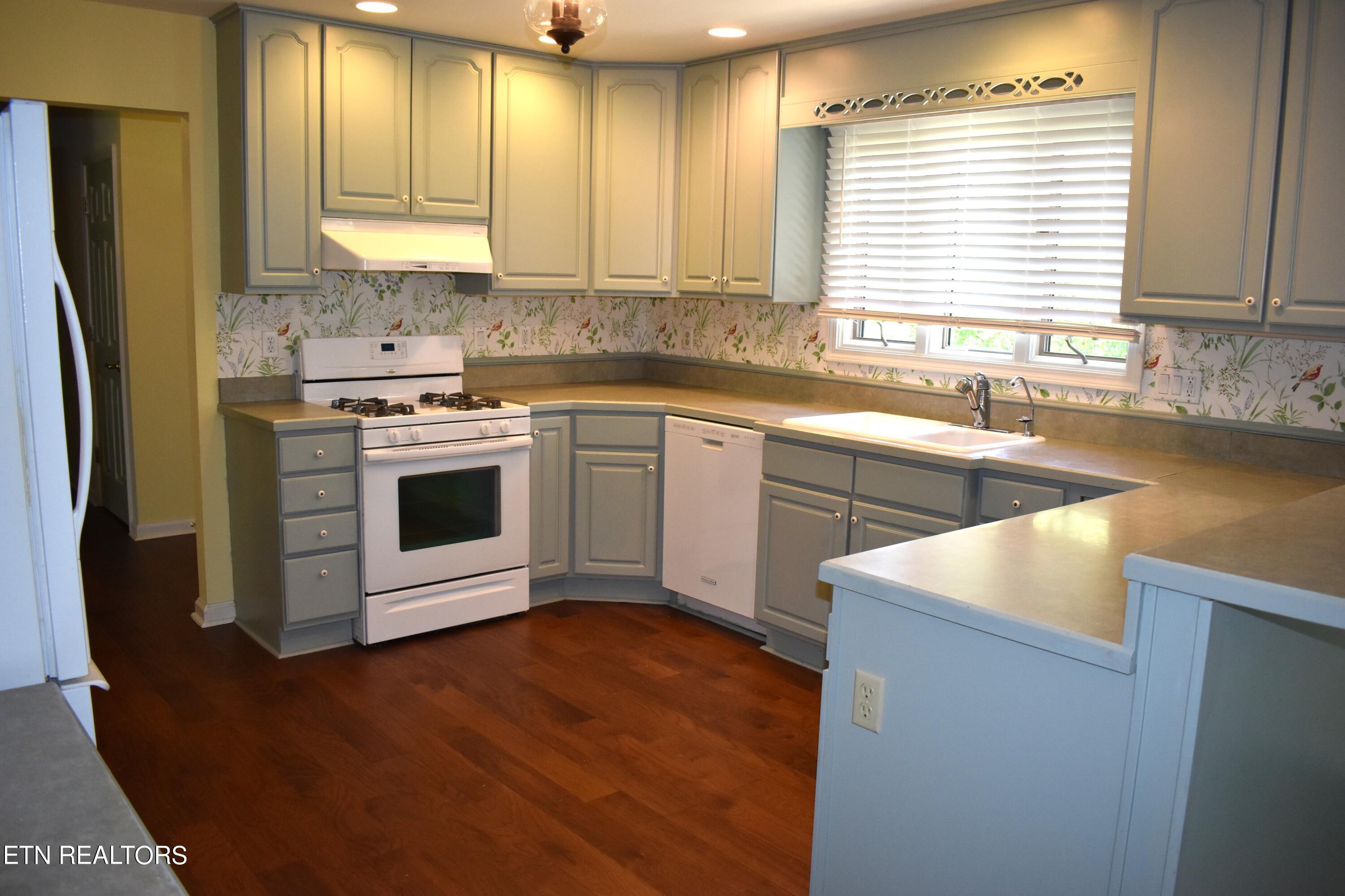 530 Meadows Rd Property Photo 5