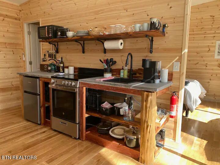 658 English Mountain Rd Property Photo 2