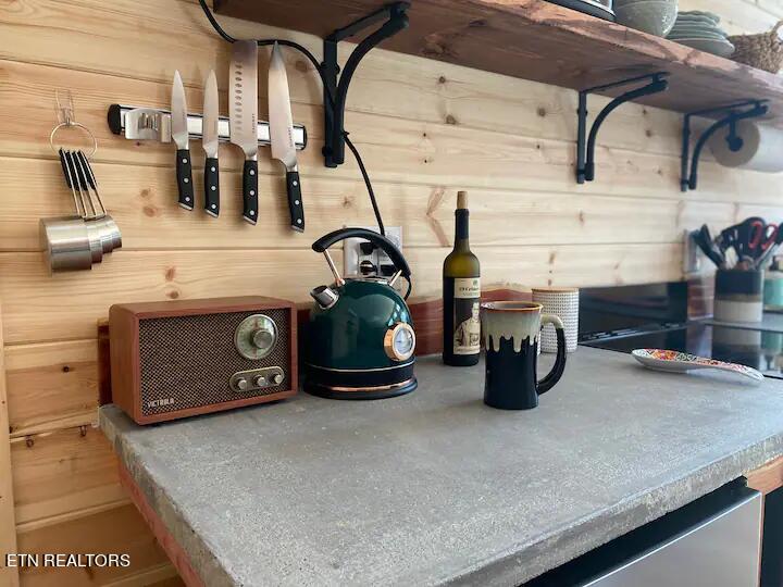 658 English Mountain Rd Property Photo 3