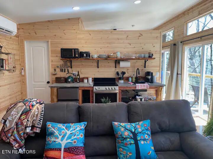 658 English Mountain Rd Property Photo 4