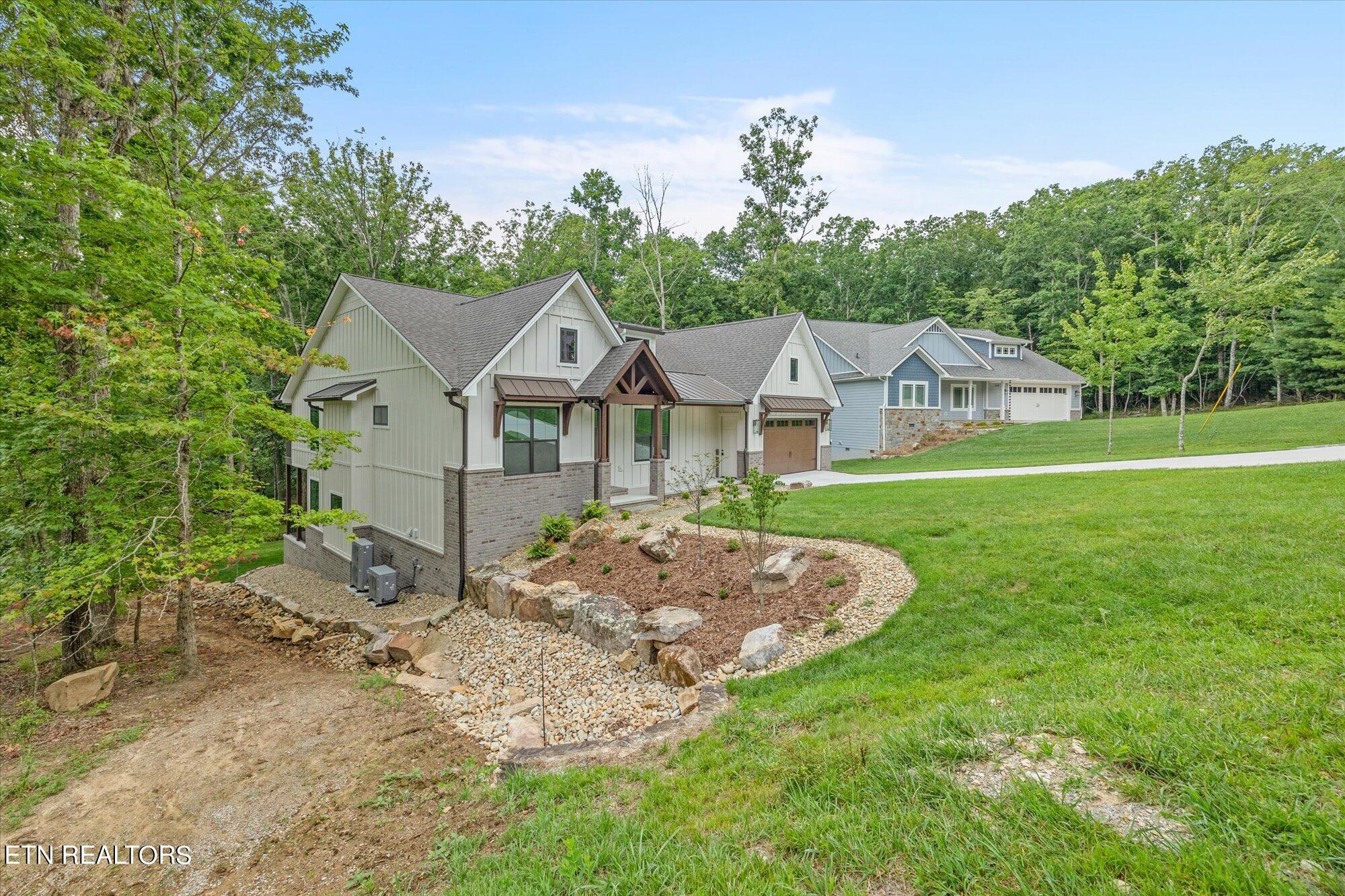 112 Motthaven Drive Property Photo 4