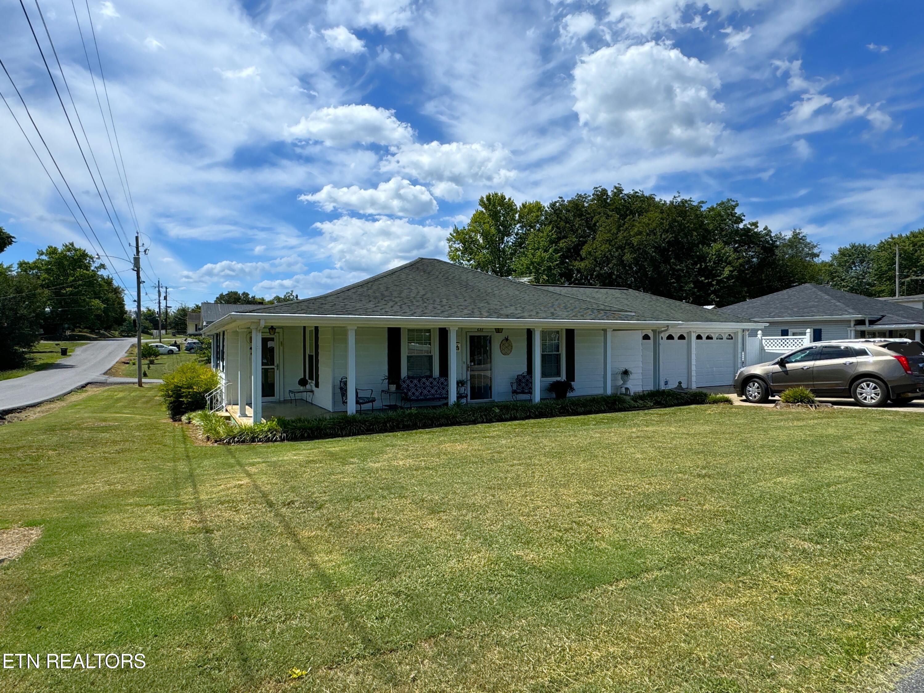 631 6th St Property Photo 1
