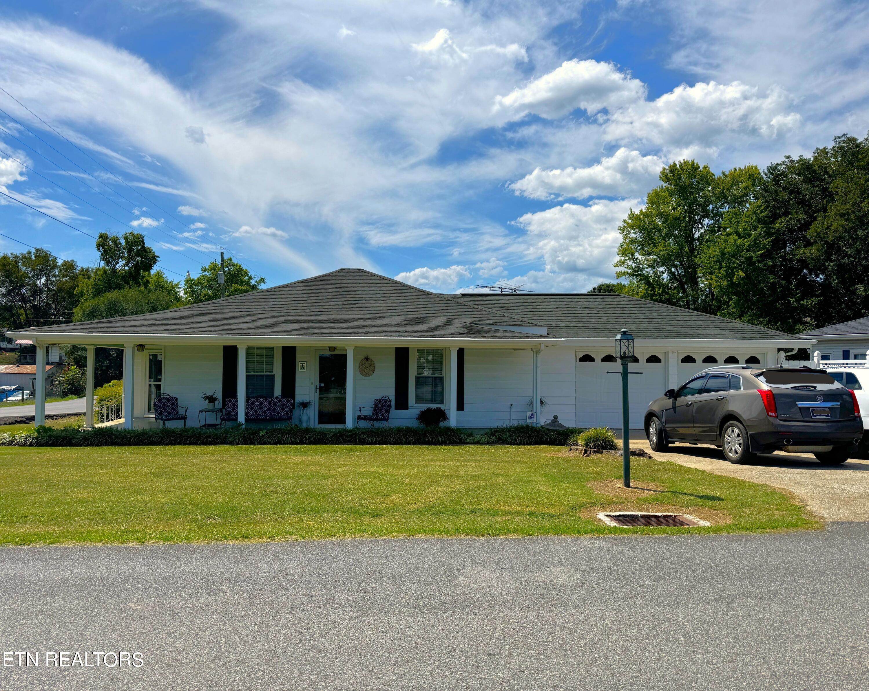 631 6th St Property Photo 2
