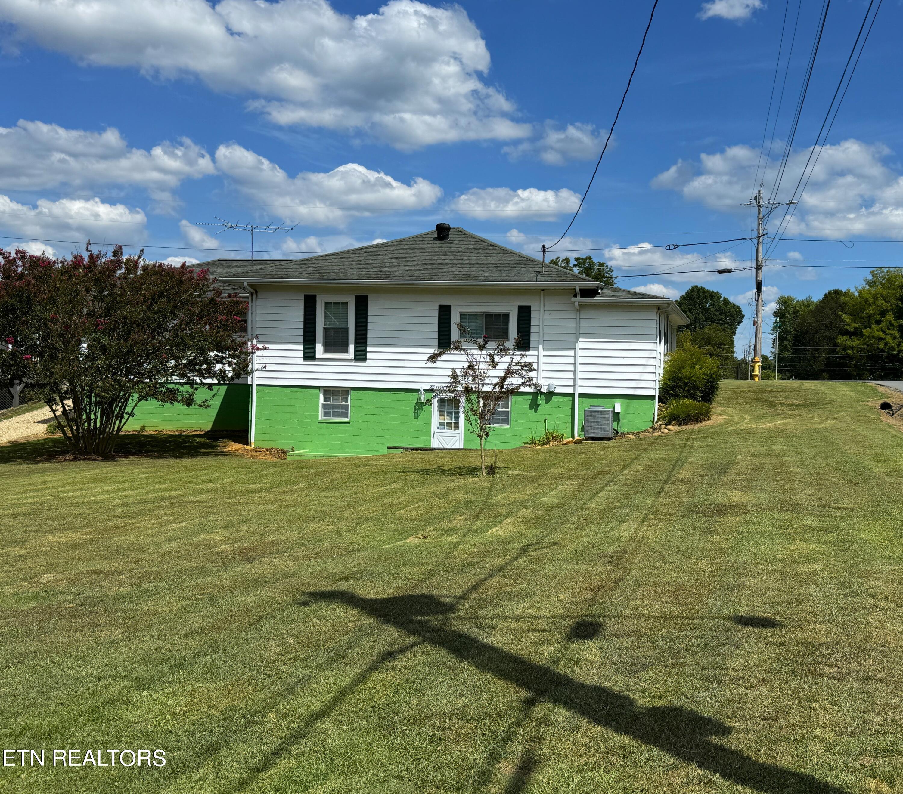 631 6th St Property Photo 4