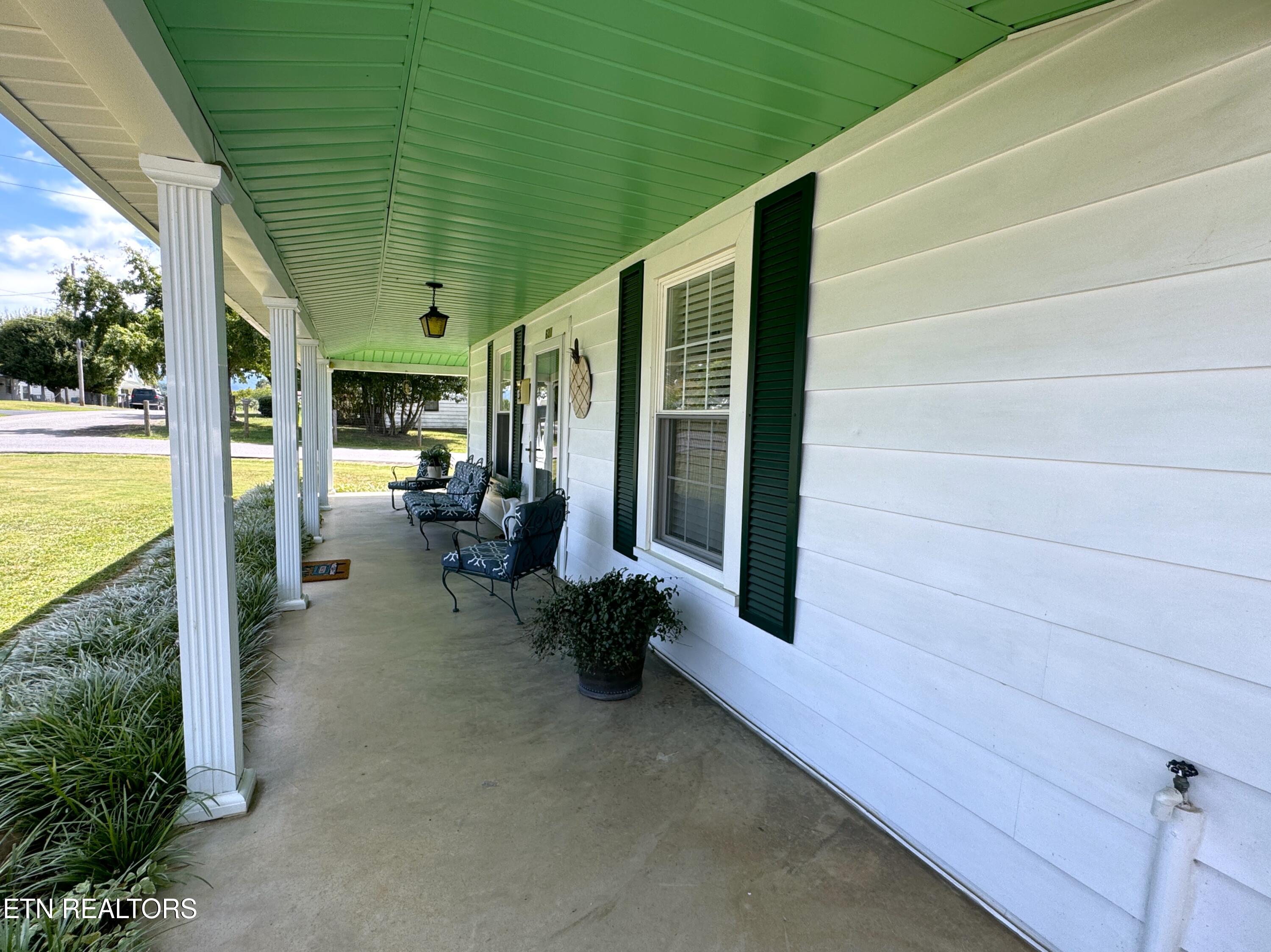 631 6th St Property Photo 6